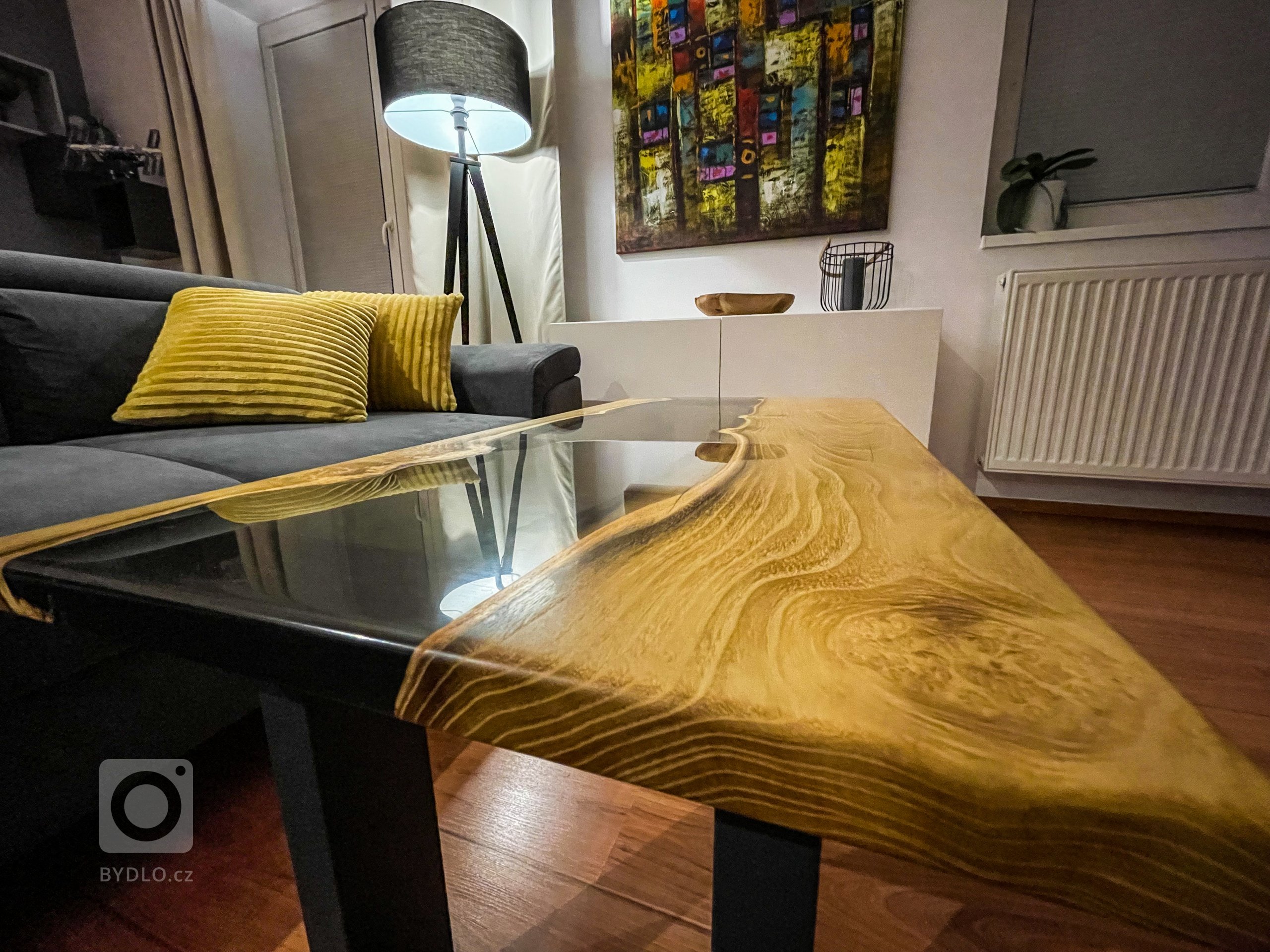 Konferenční stolek z akátového masivu s kouřově průhlednou epoxidovou pryskyřicí