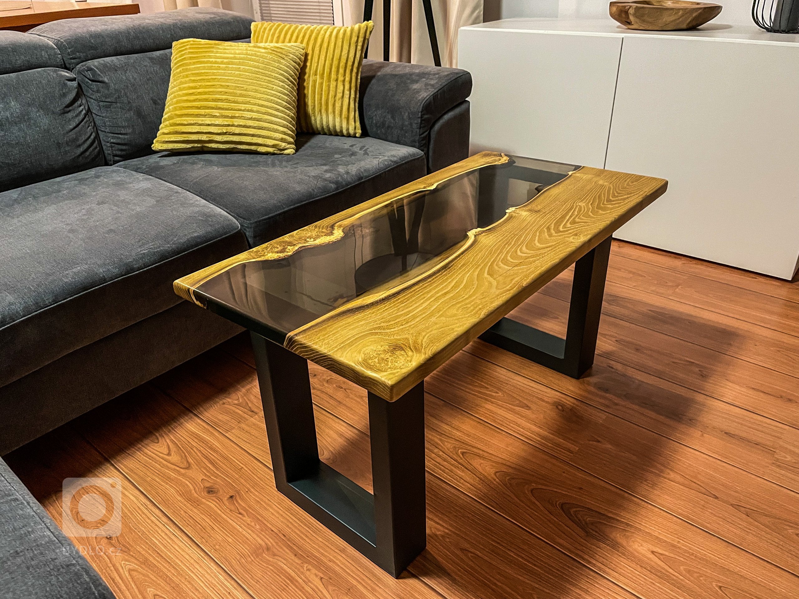 Konferenční stolek z akátového masivu s kouřově průhlednou epoxidovou pryskyřicí