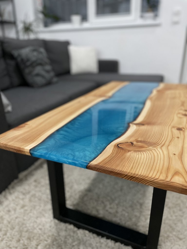 Konferenční stolek z modřínového masivu s modrou epoxidovou pryskyřicí