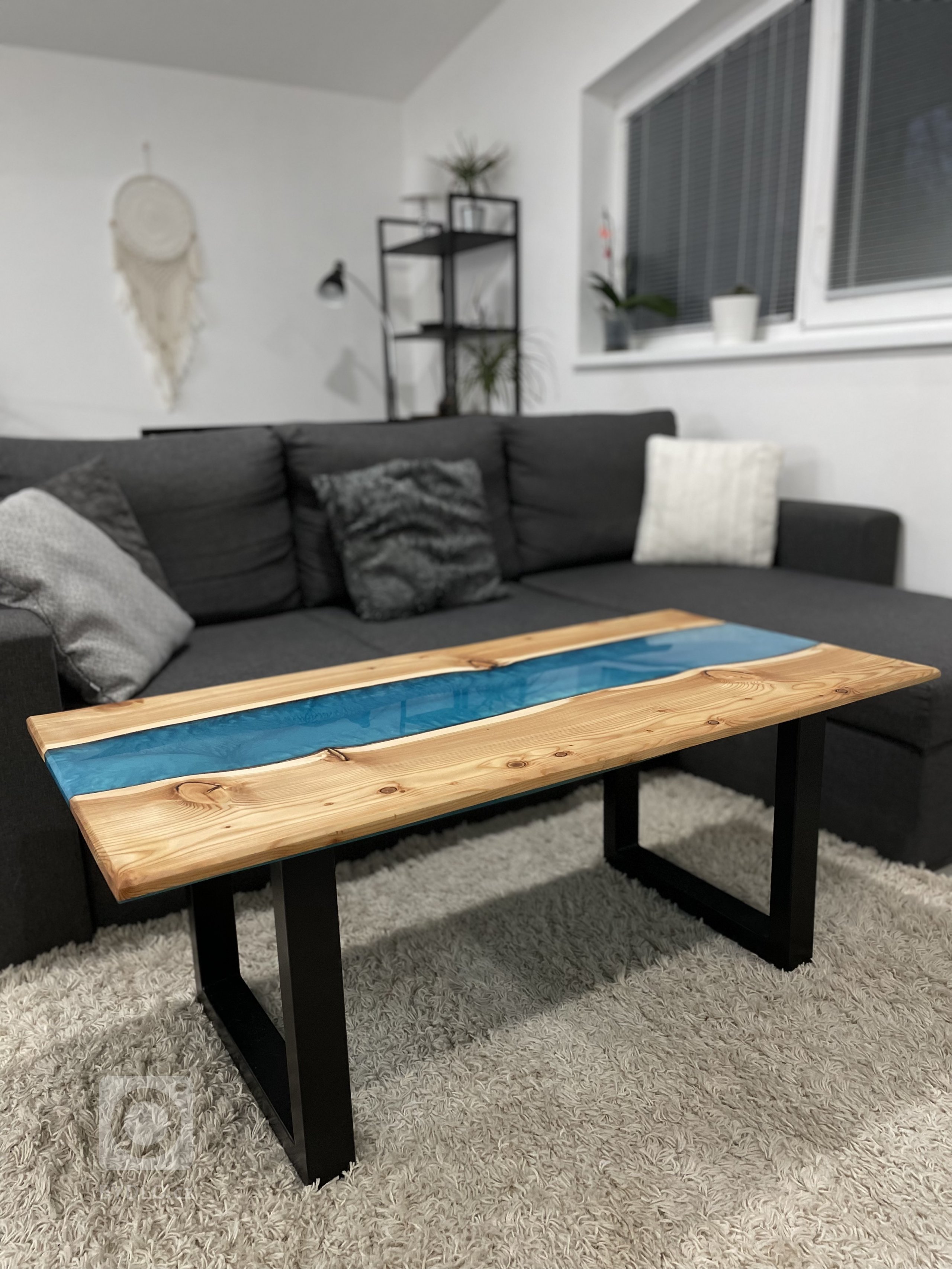 Konferenční stolek z akátového masivu s metalickou modrou epoxidovou pryskyřicí