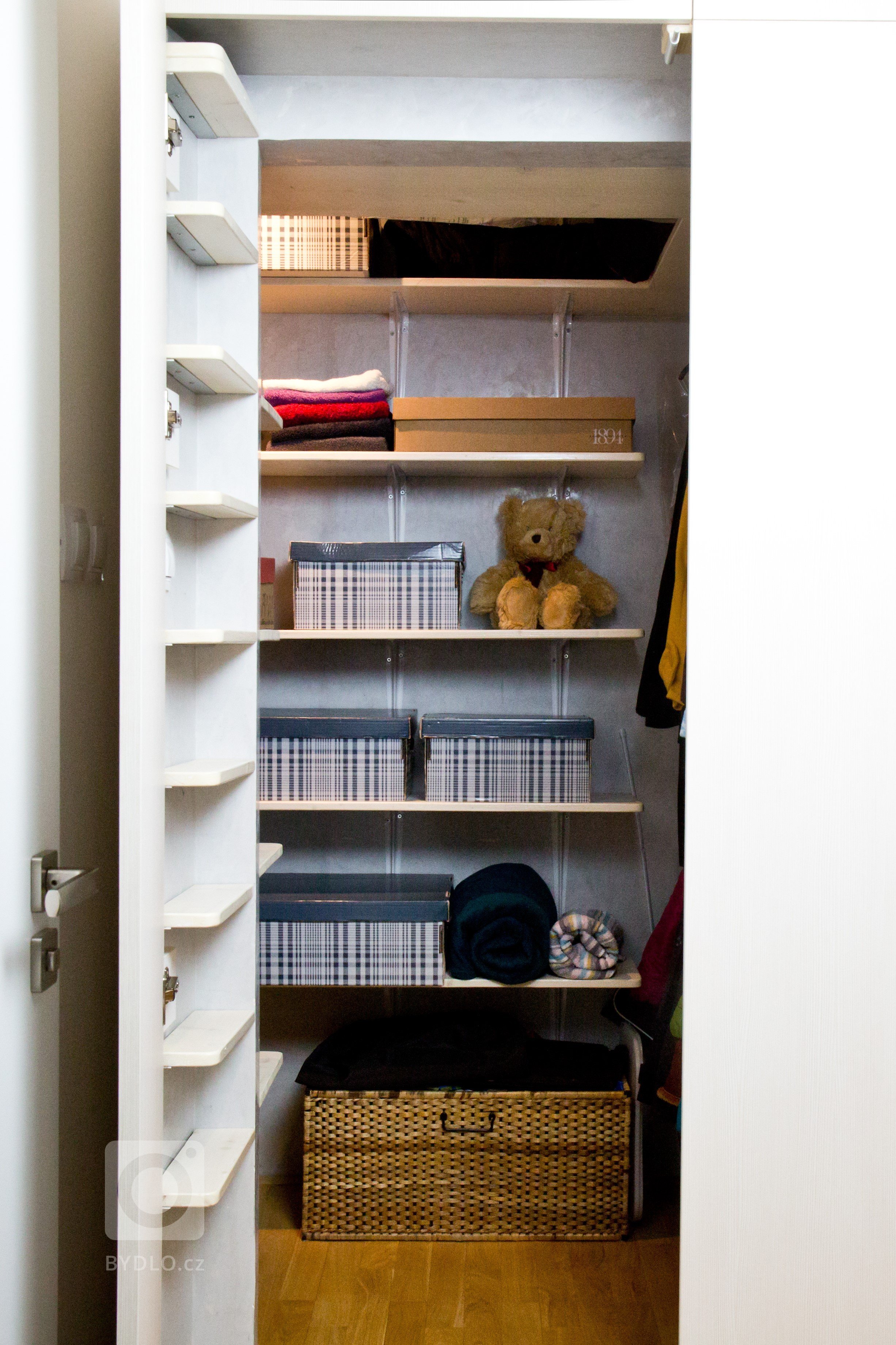 Šatna důmyslně využívá každý kousek volného prostoru