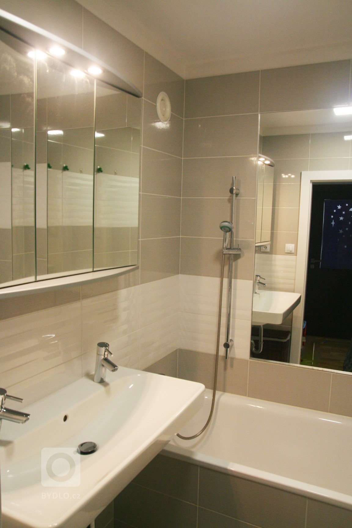 Koupelna s dvojumyvadlem v bílošedé kombinaci