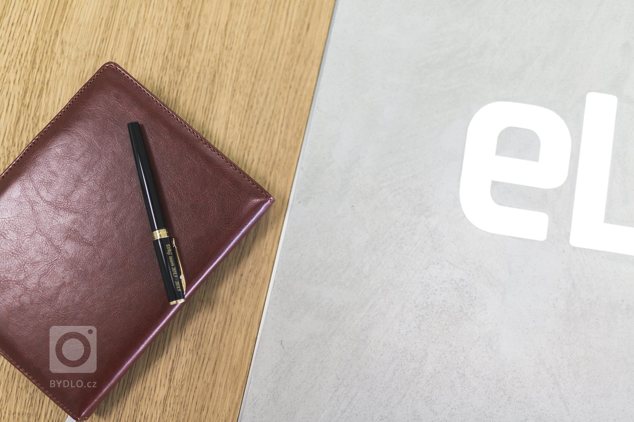 Jedinečný stůl s kombinací betonové stěrky a svíticího loga

&nbsp;

-Akce: Atypický designový&nbsp;stůl

-Autor: Mariana Hendrychová&nbsp;ze studia…