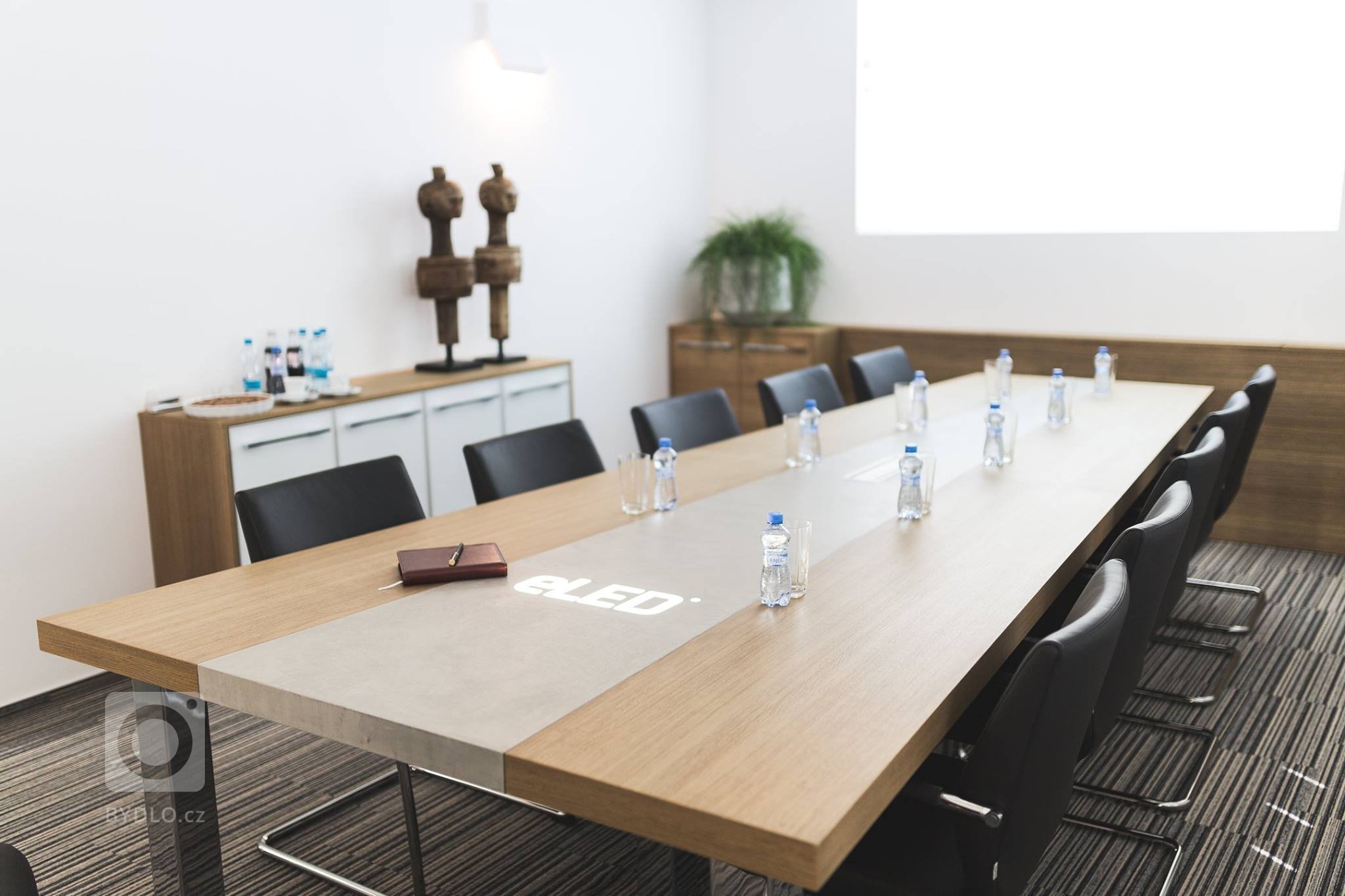 Jedinečný stůl s kombinací betonové stěrky a svíticího loga

&nbsp;

-Akce: Atypický designový&nbsp;stůl

-Autor: Mariana Hendrychová&nbsp;ze studia…