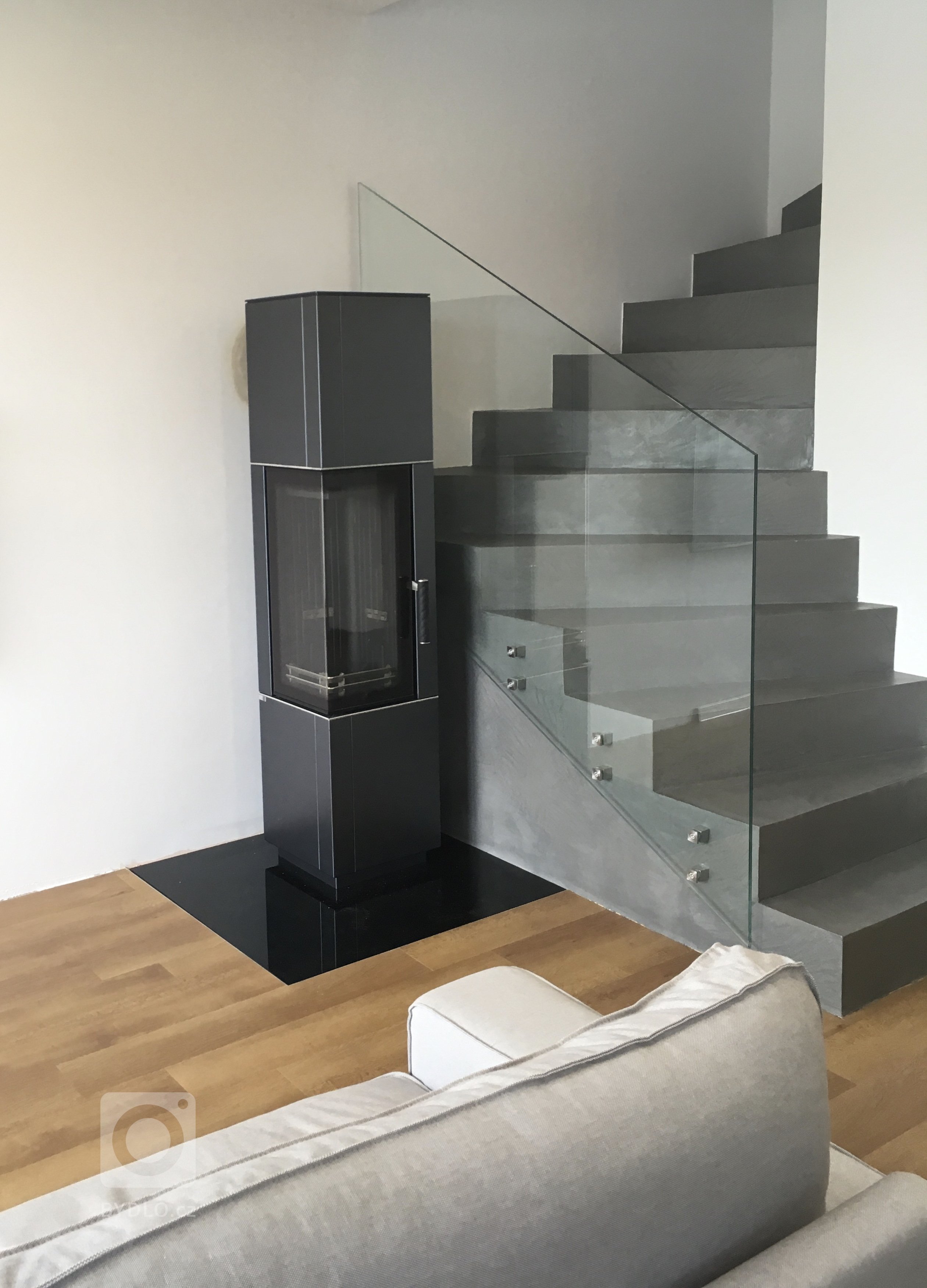 Interiér pro mladý pár v kombinaci dřevo - beton

&nbsp;

-Akce: Rodinný dům Liberec

-Realizace betonových povrchů, vinylové krytiny, dveří, schodiště a…