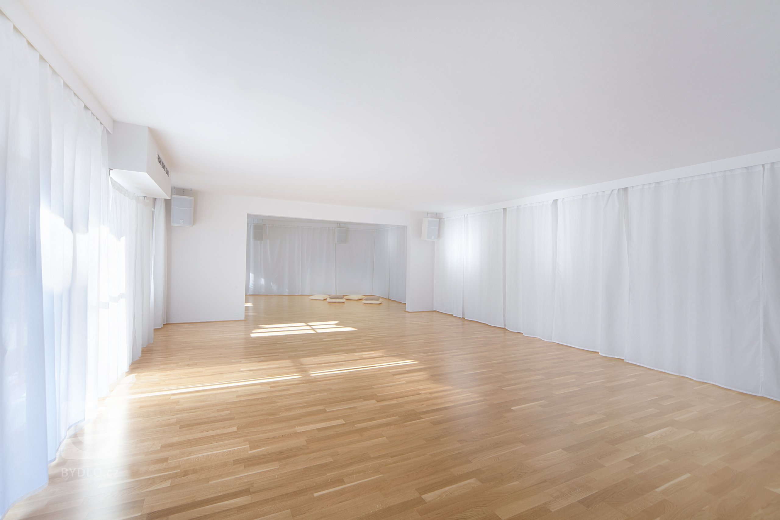 ATELIÉR

Prostory, které začaly rekonstrukcí a skočily náším&nbsp;ateliérem.

&nbsp;

OUR STUDIO

This place started as reconstruction and has become the place…