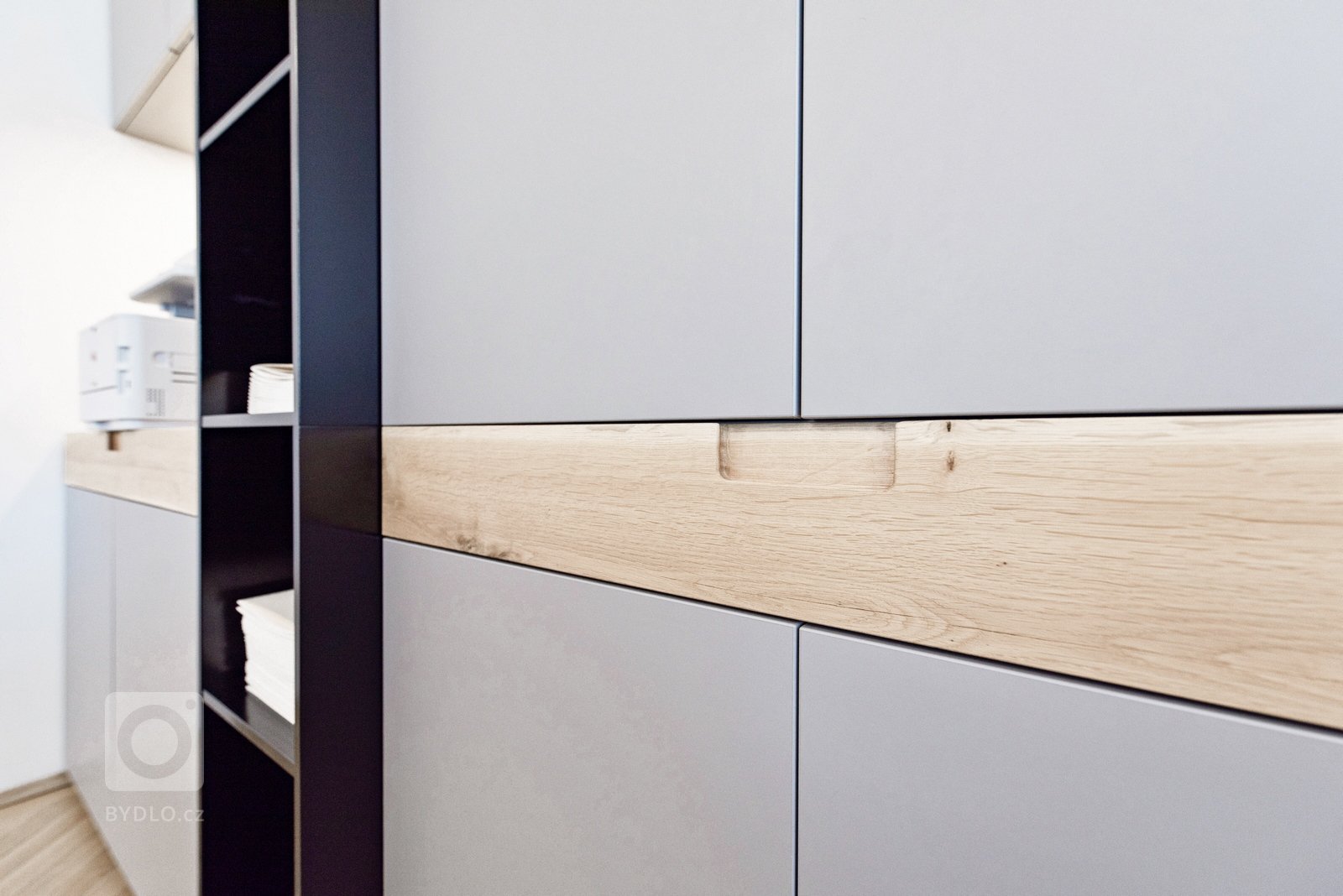 OFFICE - JEDNACÍ MÍSTNOST

Jednací místnost nabízí pracovní stůl s integrovanými zásuvkami a osmi místy k sezení. Na strop byl nainstalován projektor, který…