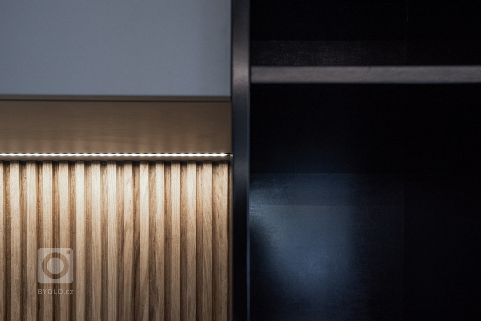 OFFICE - JEDNACÍ MÍSTNOST

Jednací místnost nabízí pracovní stůl s integrovanými zásuvkami a osmi místy k sezení. Na strop byl nainstalován projektor, který…