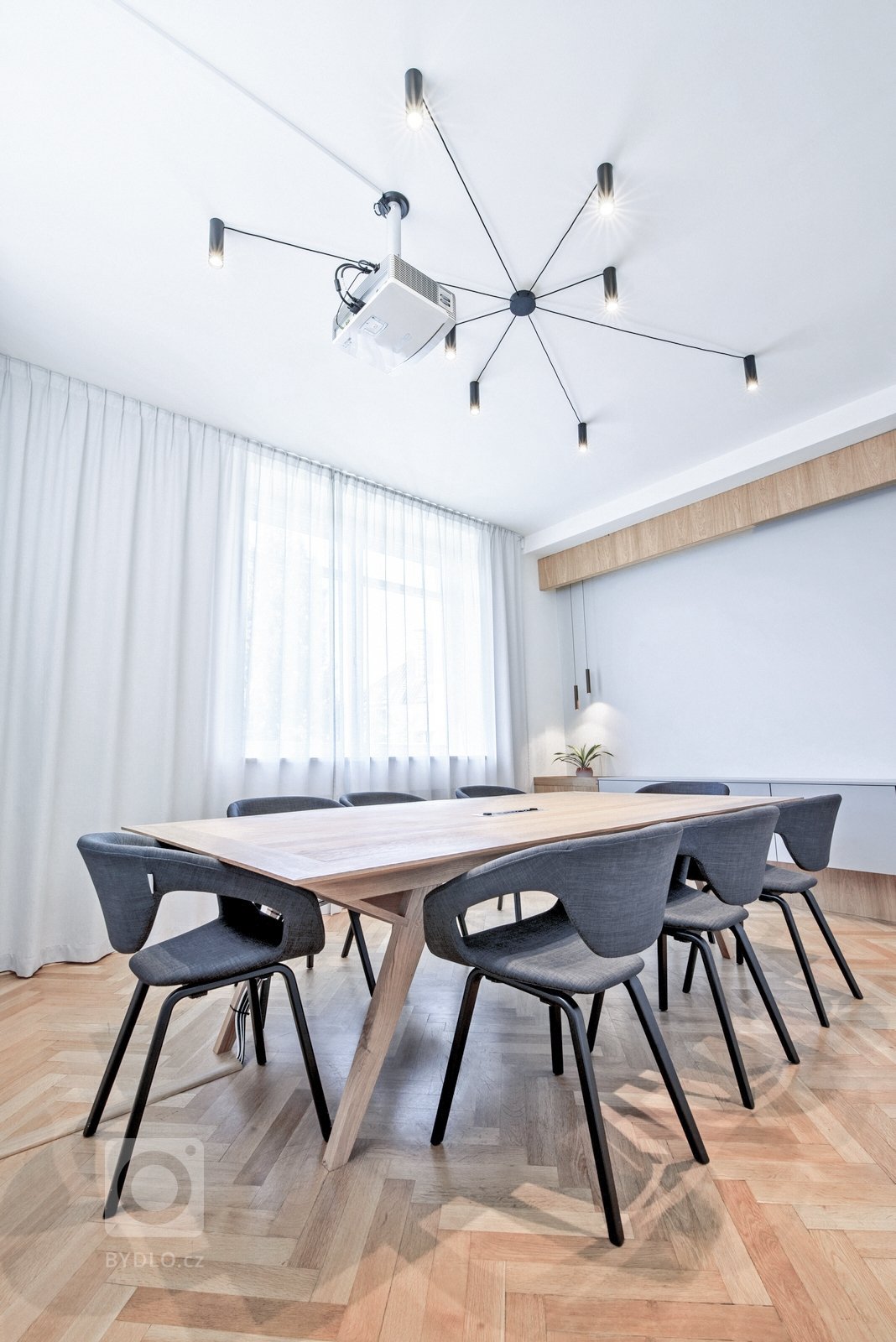 OFFICE - JEDNACÍ MÍSTNOST

Jednací místnost nabízí pracovní stůl s integrovanými zásuvkami a osmi místy k sezení. Na strop byl nainstalován projektor, který…