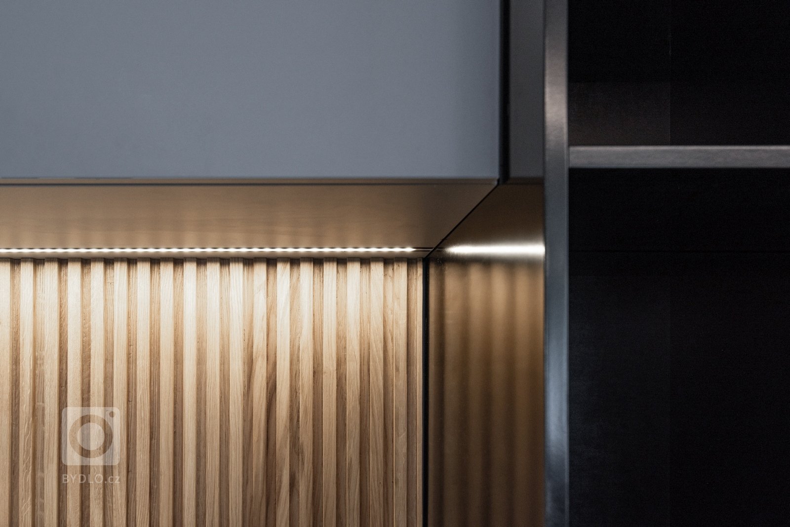 OFFICE - JEDNACÍ MÍSTNOST

Jednací místnost nabízí pracovní stůl s integrovanými zásuvkami a osmi místy k sezení. Na strop byl nainstalován projektor, který…