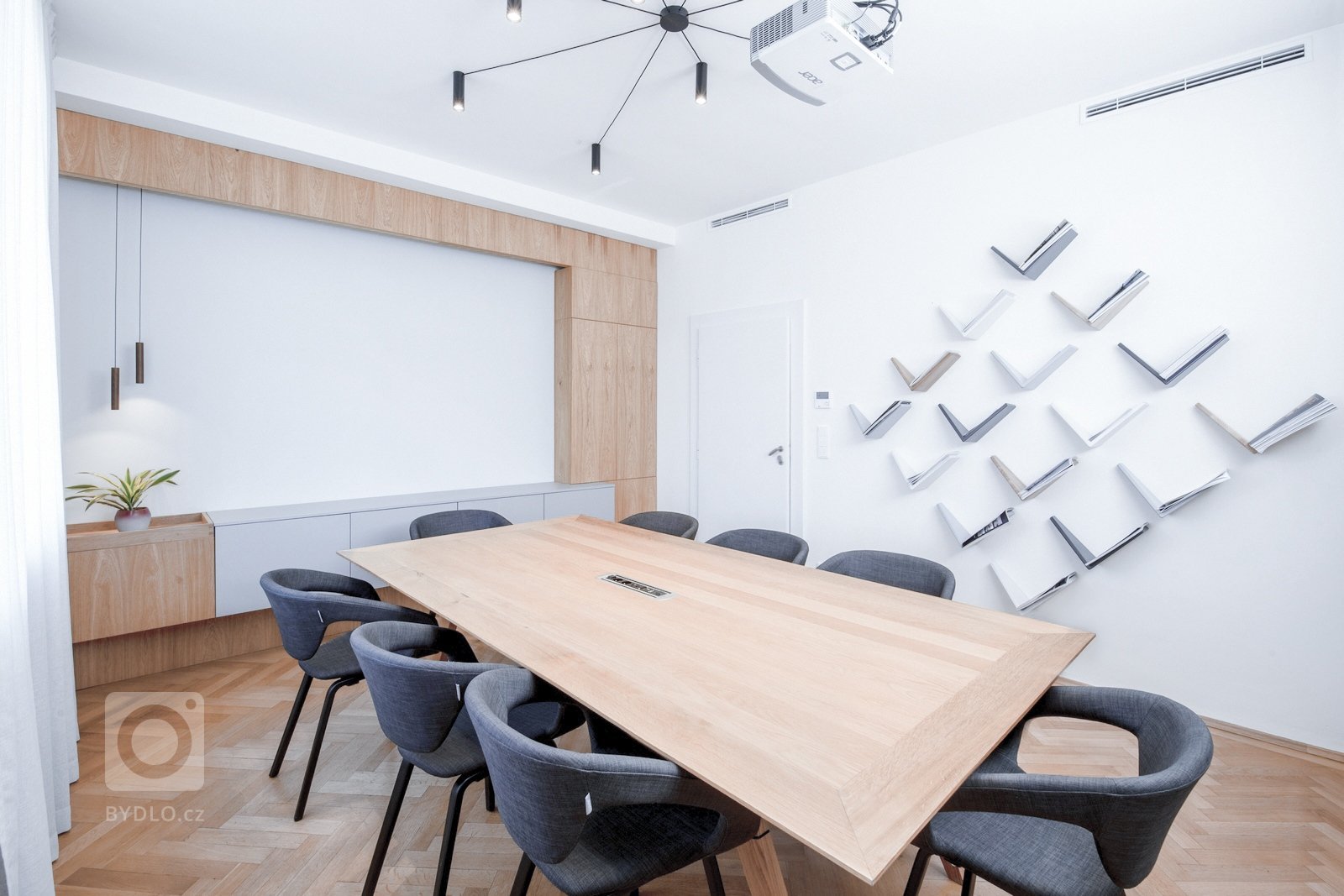 OFFICE - JEDNACÍ MÍSTNOST

Jednací místnost nabízí pracovní stůl s integrovanými zásuvkami a osmi místy k sezení. Na strop byl nainstalován projektor, který…