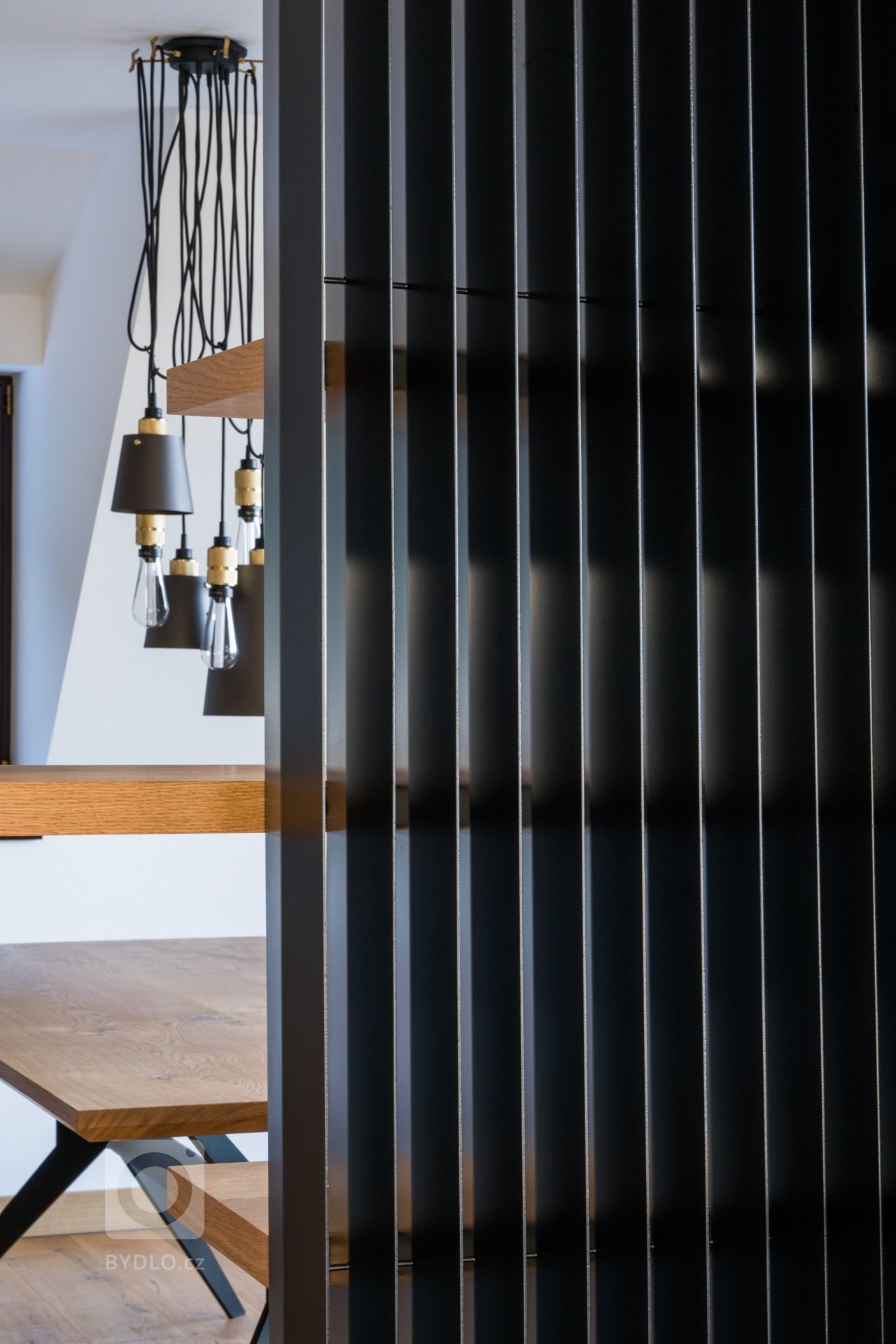 Koncept interiéru je laděn do přírodních materiálů a tmavších barev v&nbsp;kombinaci s&nbsp;bronzem, alcantarou a koňakovou kůží. Podlaha je až na koupelny…