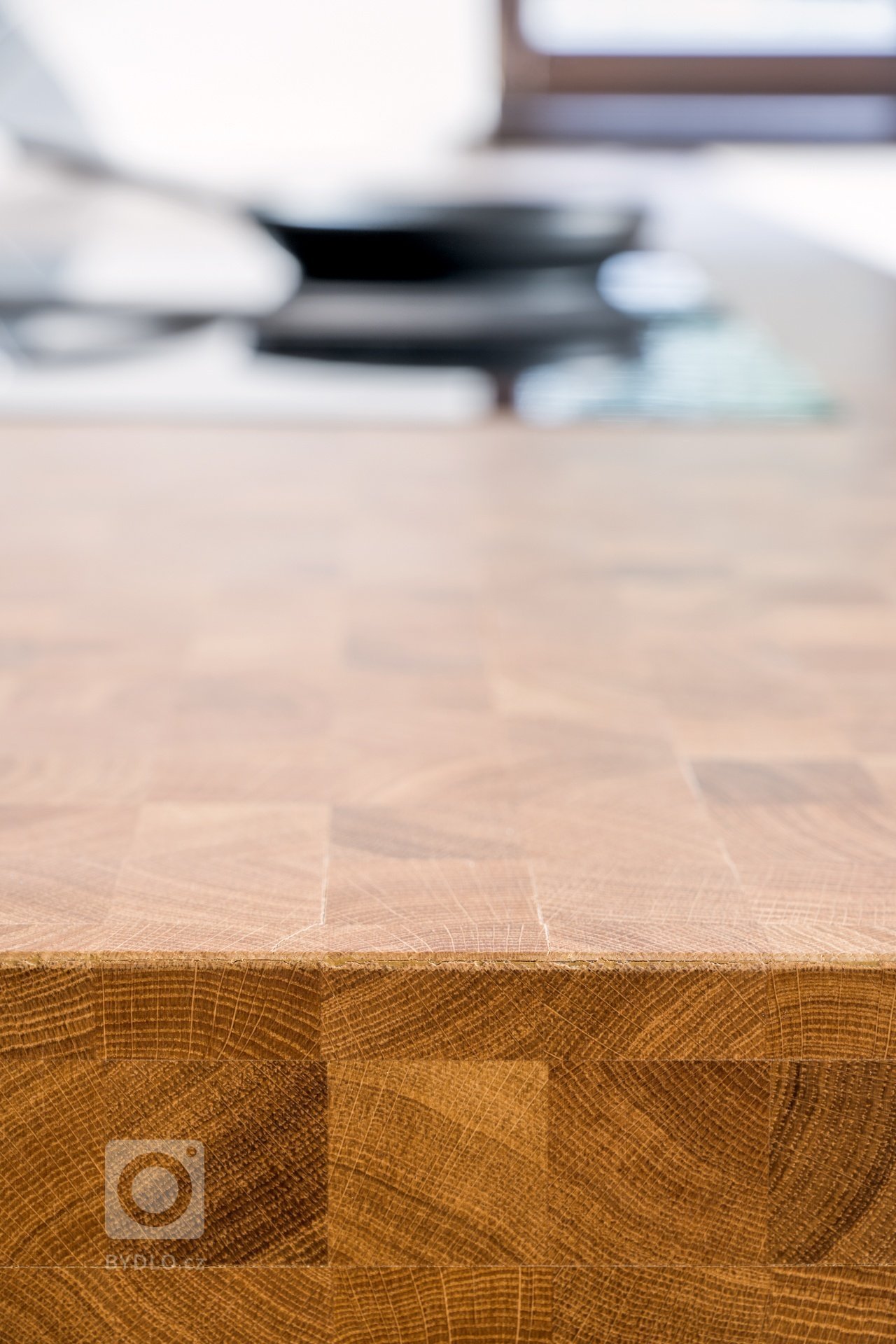 Koncept interiéru je laděn do přírodních materiálů a tmavších barev v&nbsp;kombinaci s&nbsp;bronzem, alcantarou a koňakovou kůží. Podlaha je až na koupelny…