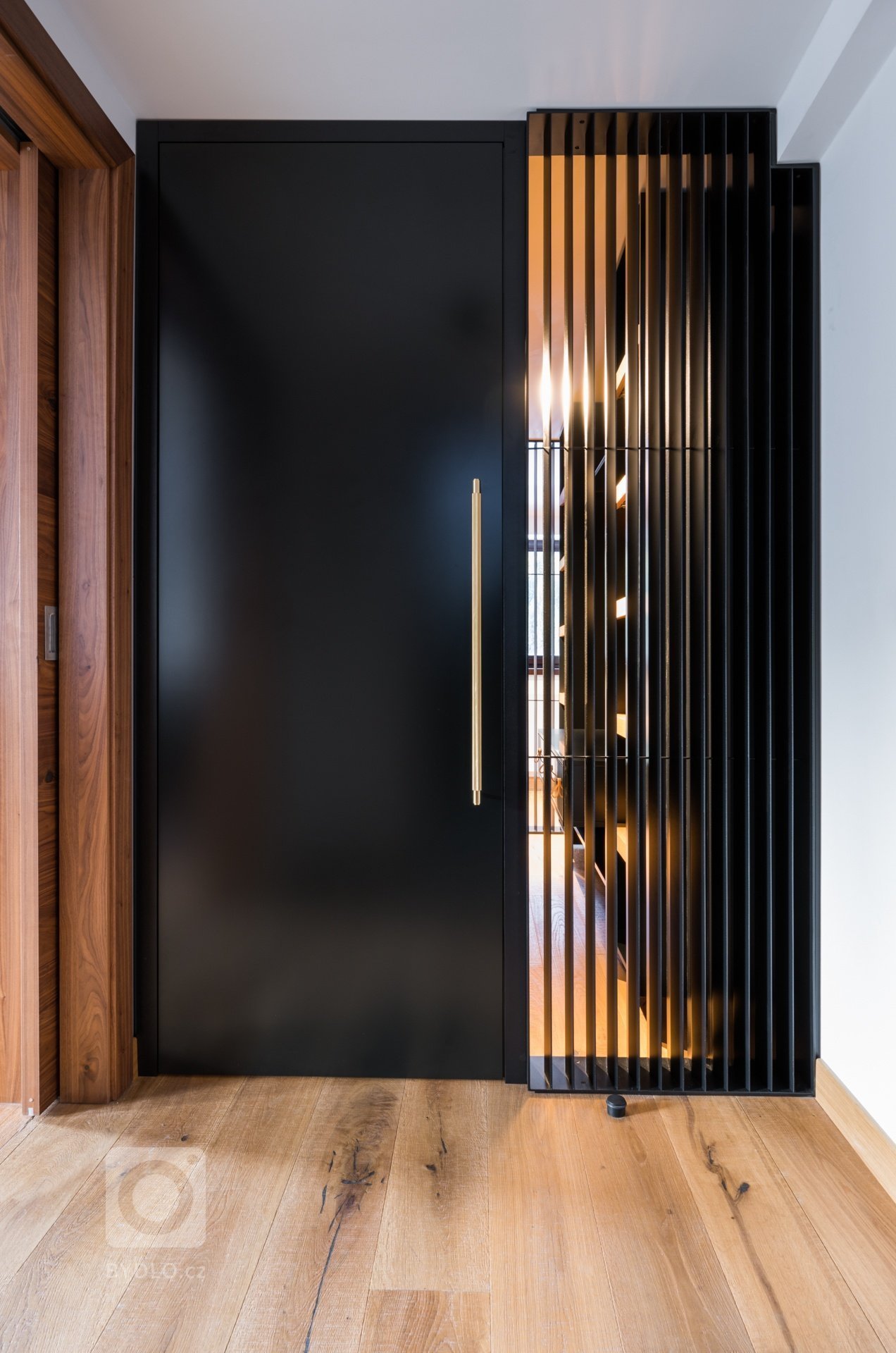 Koncept interiéru je laděn do přírodních materiálů a tmavších barev v&nbsp;kombinaci s&nbsp;bronzem, alcantarou a koňakovou kůží. Podlaha je až na koupelny…