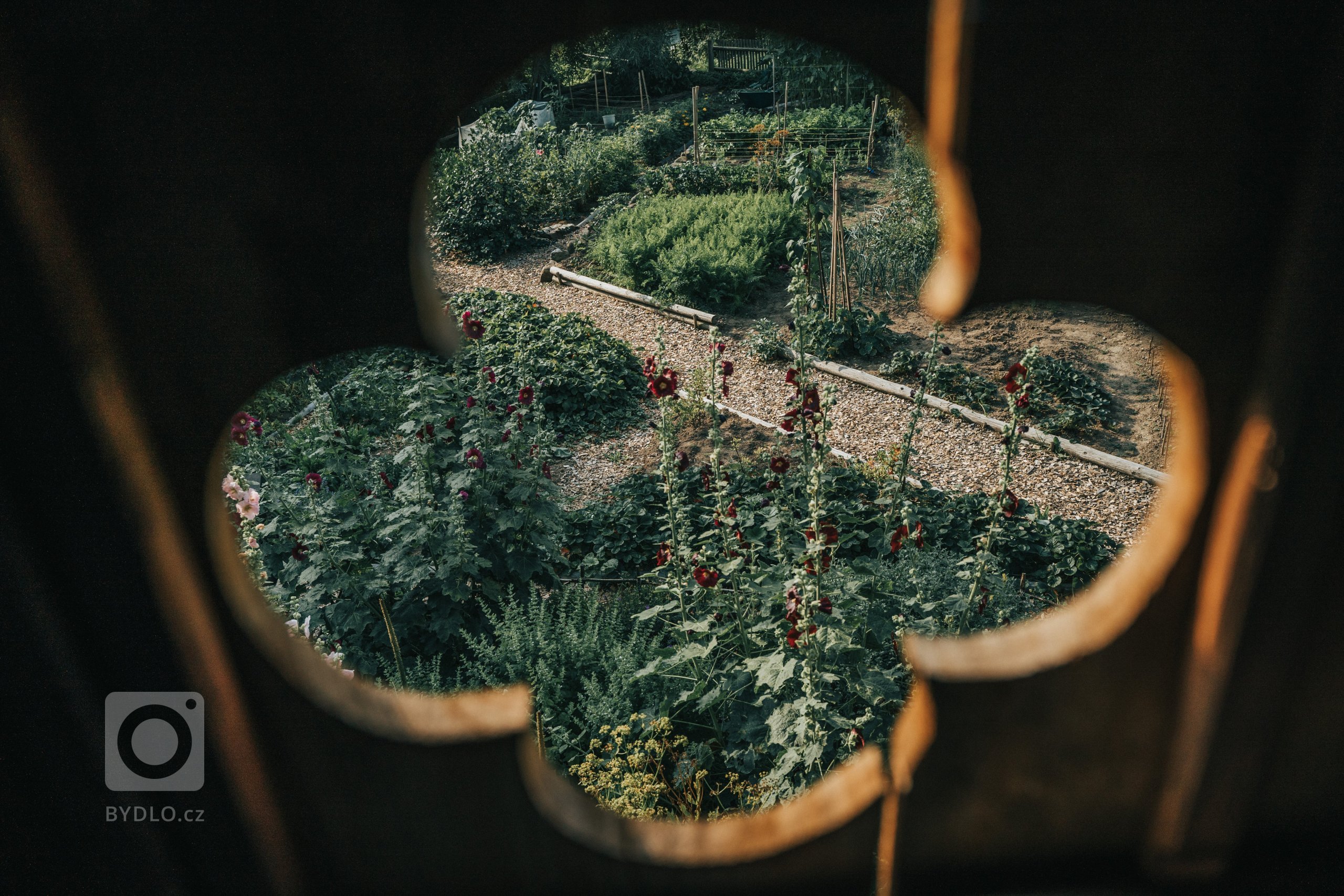 Zahrada je navržena intuitivně, s vkusem k zahradní architektuře a na základě potřeb majitelů. Před chalupou je klasická okrasná předzahrádka a slouží též pro…