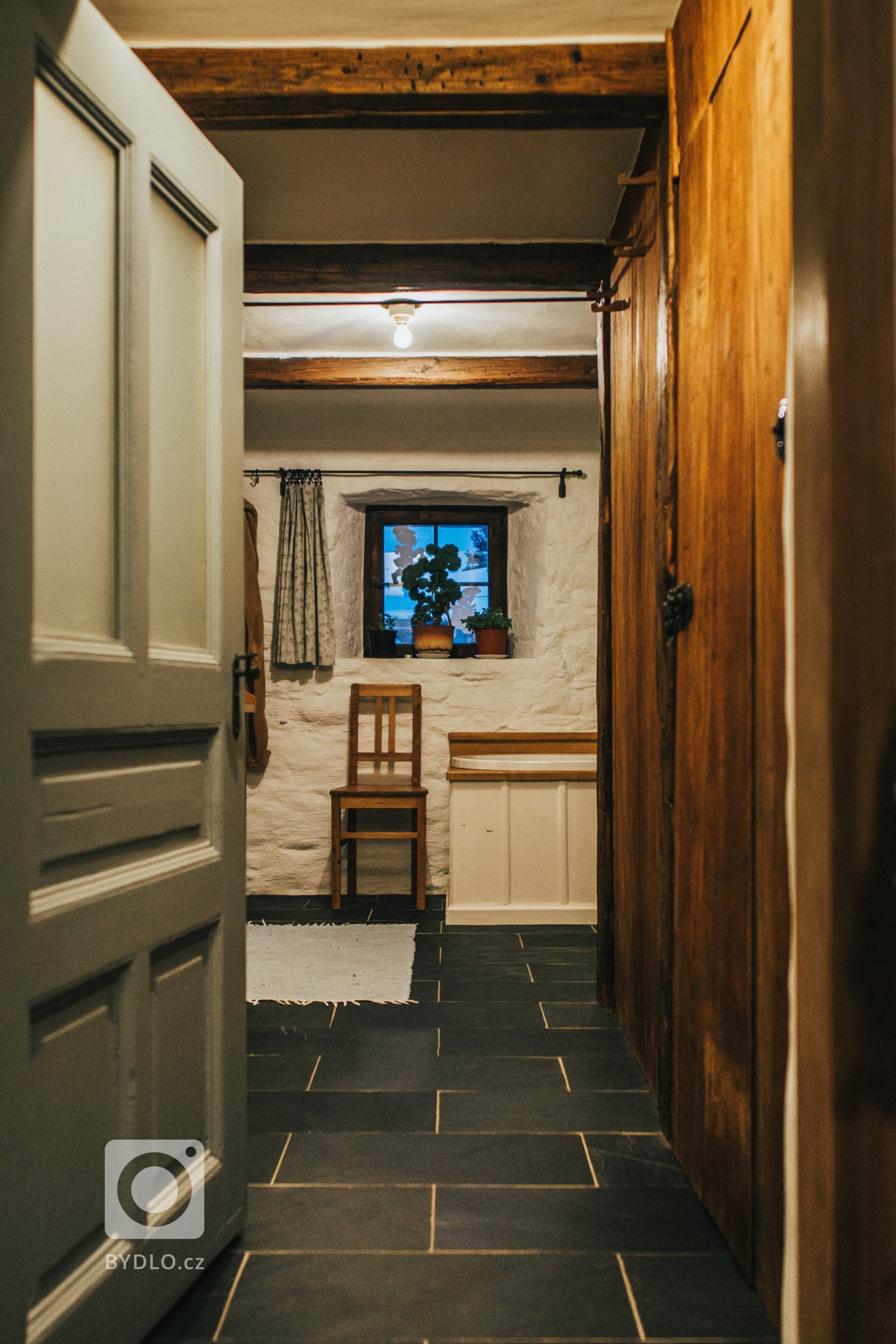 Rekonstrukce 280let staré chalupy pod památnou lípou. Dům byl znehodnocen opravou v 70tých letech a bylo nutno provést kompletní zásah do konstrukcí, výměnu…