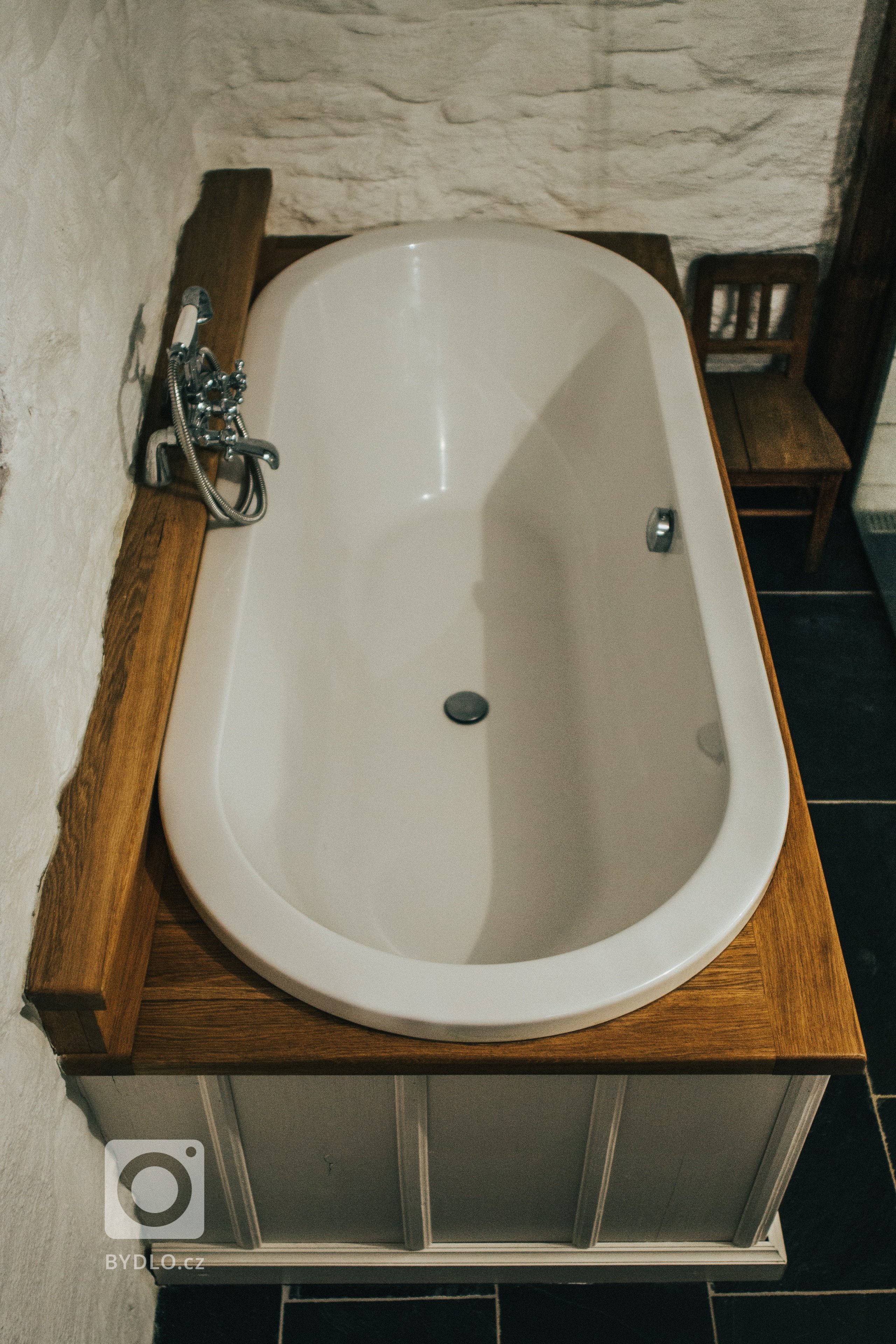 Rekonstrukce 280let staré chalupy pod památnou lípou. Dům byl znehodnocen opravou v 70tých letech a bylo nutno provést kompletní zásah do konstrukcí, výměnu…