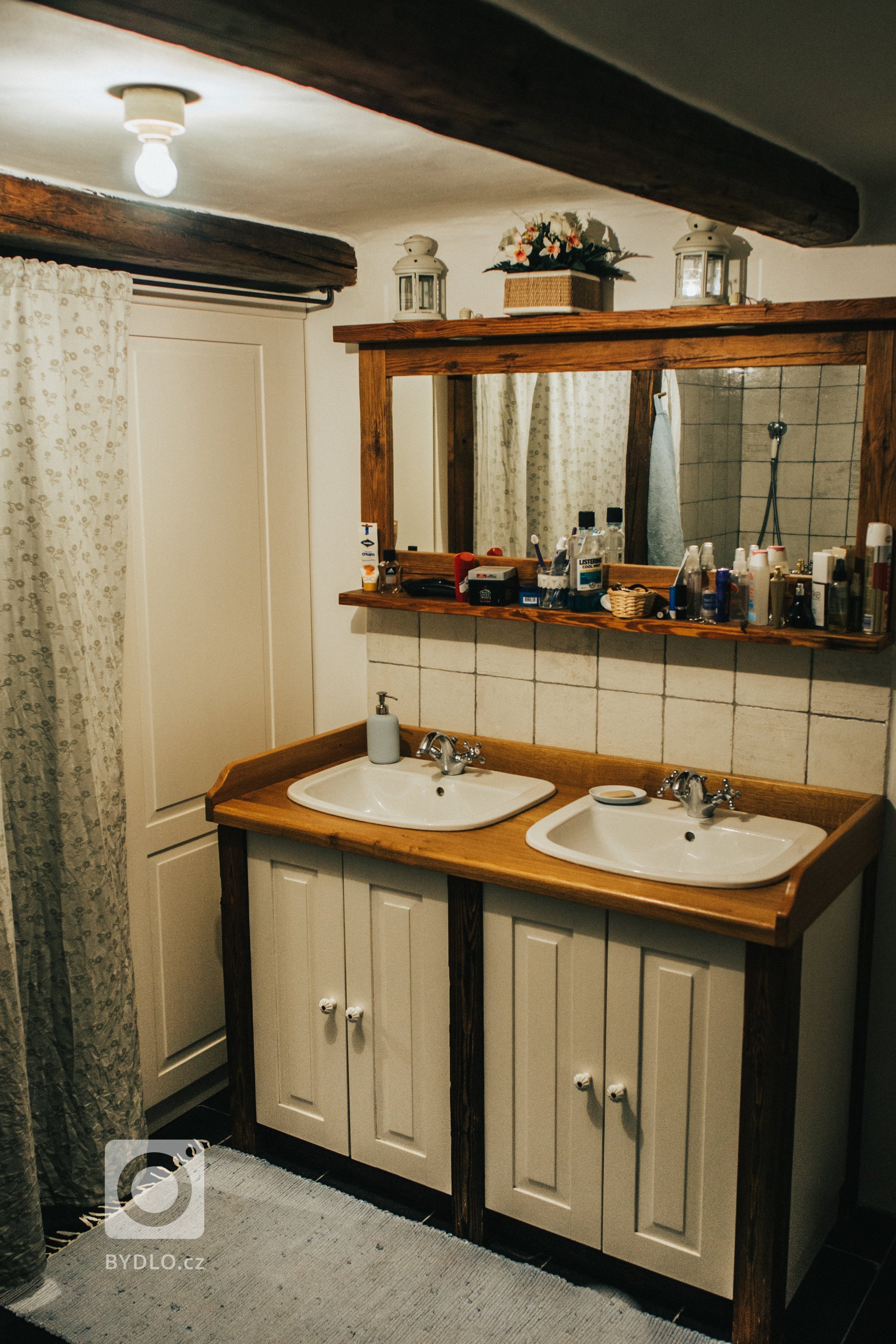 Rekonstrukce 280let staré chalupy pod památnou lípou. Dům byl znehodnocen opravou v 70tých letech a bylo nutno provést kompletní zásah do konstrukcí, výměnu…