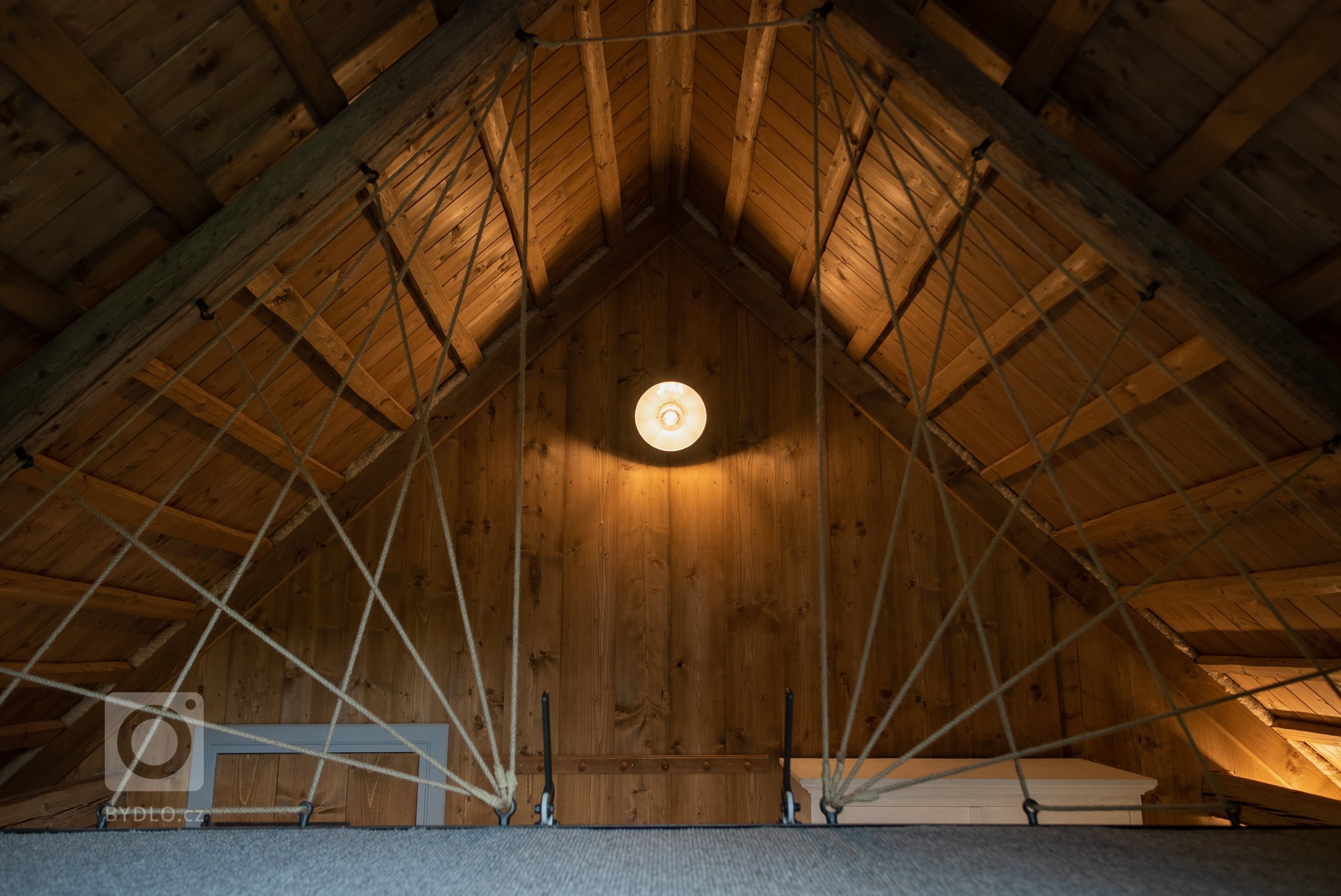 Představujeme vám kompletní rekonstrukci opuštěného domu včetně úprav okolí. Dům se nyní vyznačuje sladěním možností dnešní doby s autentičností prvků lidové…