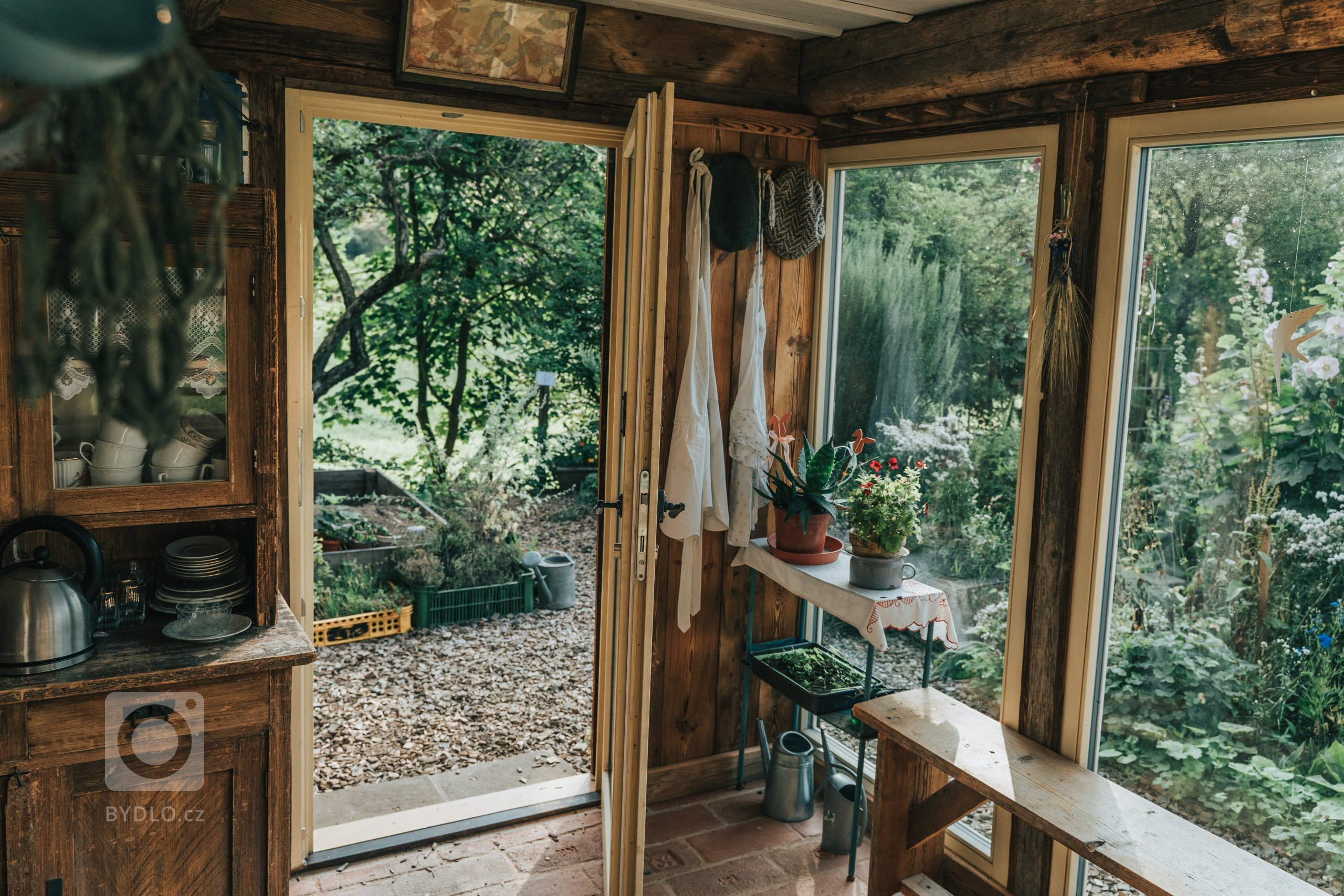 Zahrada je navržena intuitivně, s vkusem k zahradní architektuře a na základě potřeb majitelů. Před chalupou je klasická okrasná předzahrádka a slouží též pro…