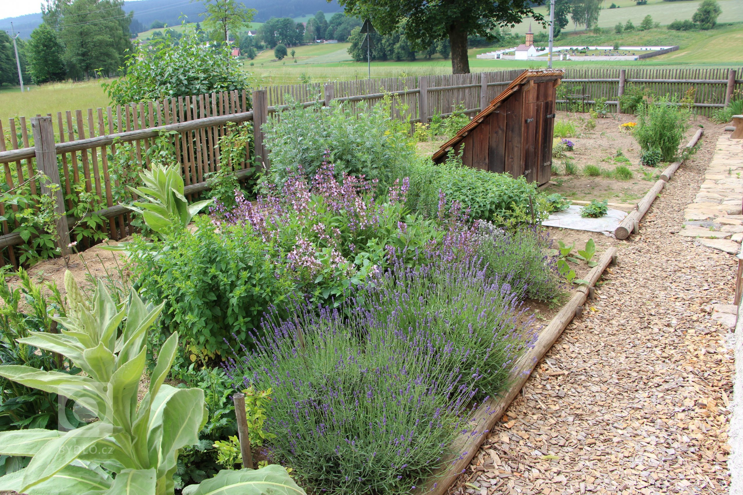 Zahrada je navržena intuitivně, s vkusem k zahradní architektuře a na základě potřeb majitelů. Před chalupou je klasická okrasná předzahrádka a slouží též pro…