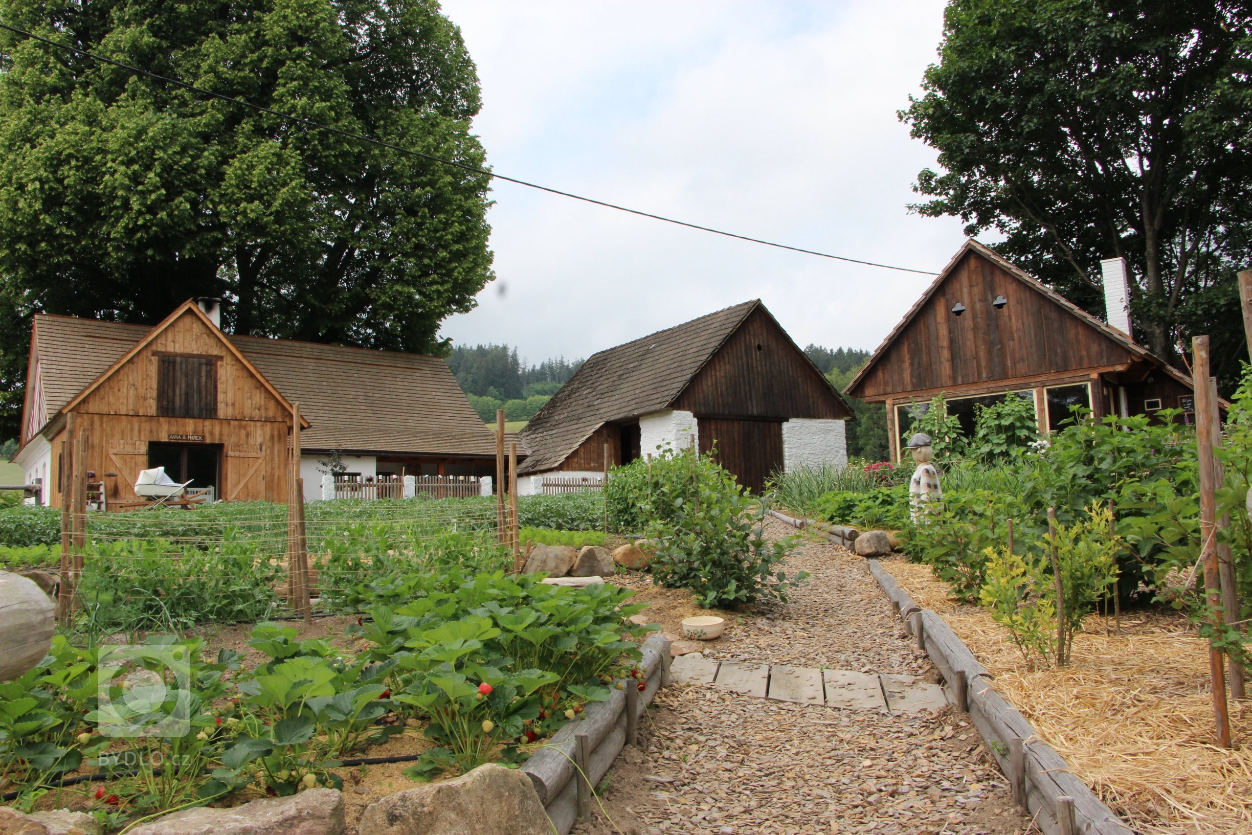 Zahrada je navržena intuitivně, s vkusem k zahradní architektuře a na základě potřeb majitelů. Před chalupou je klasická okrasná předzahrádka a slouží též pro…