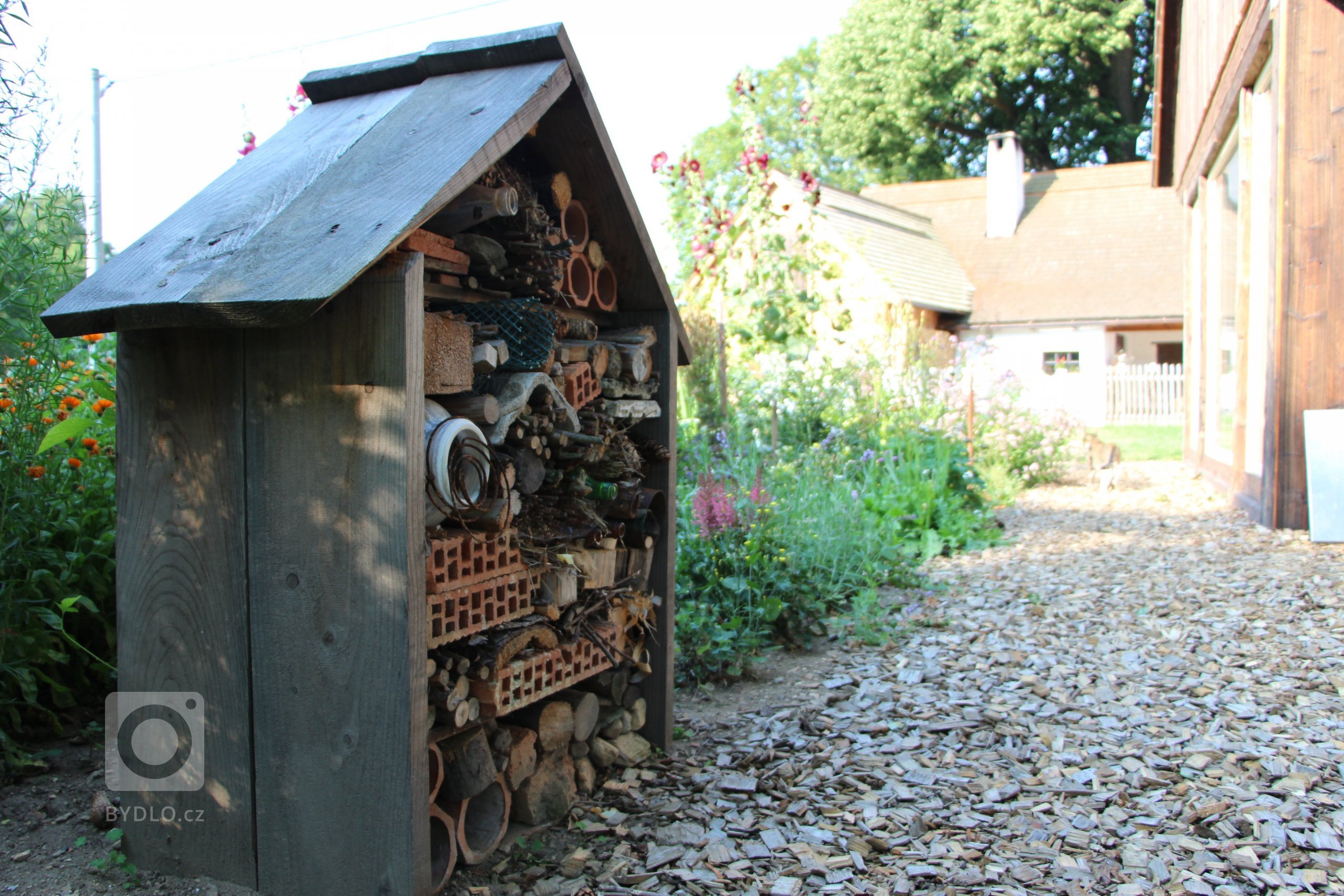 Zahrada je navržena intuitivně, s vkusem k zahradní architektuře a na základě potřeb majitelů. Před chalupou je klasická okrasná předzahrádka a slouží též pro…