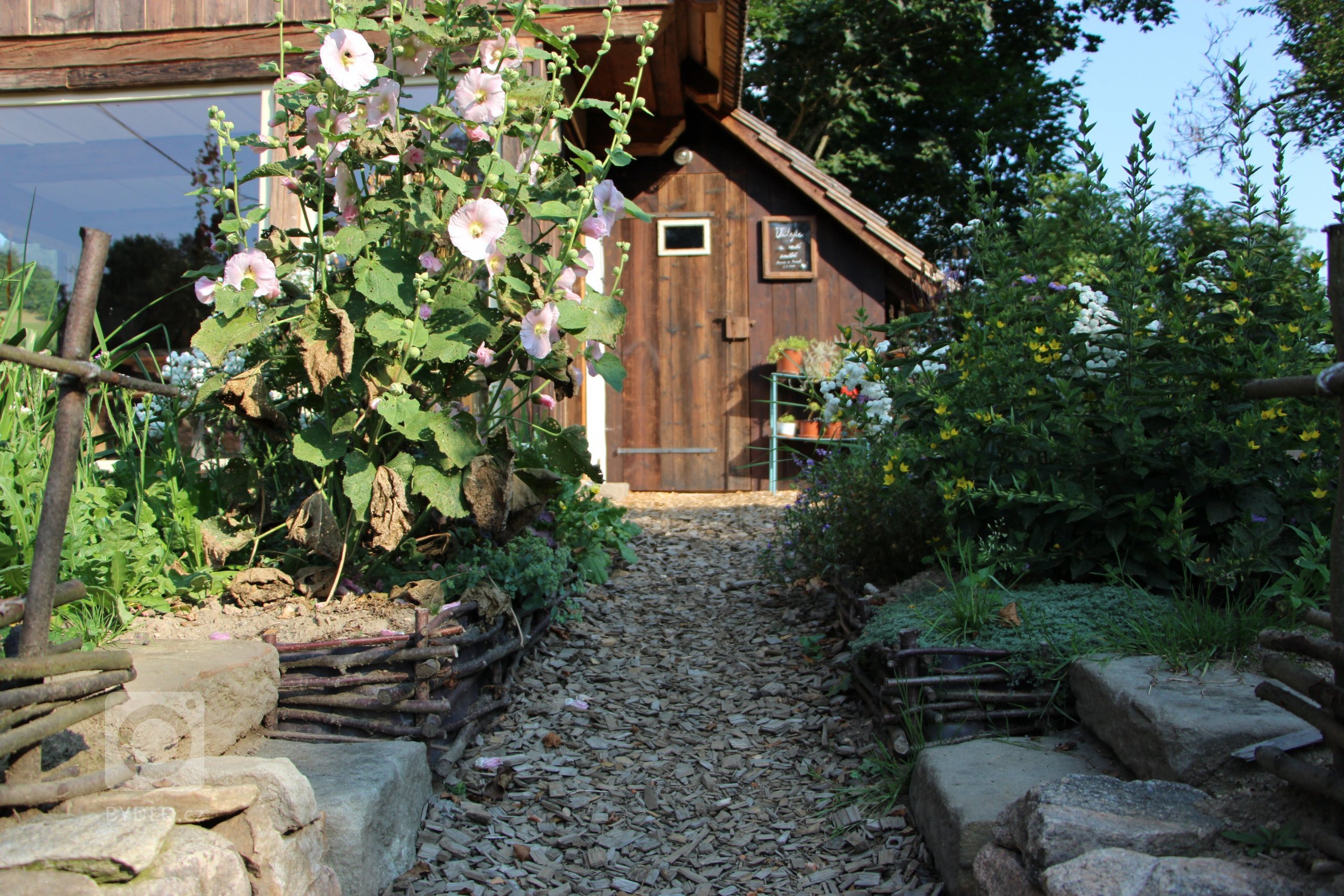 Zahrada je navržena intuitivně, s vkusem k zahradní architektuře a na základě potřeb majitelů. Před chalupou je klasická okrasná předzahrádka a slouží též pro…