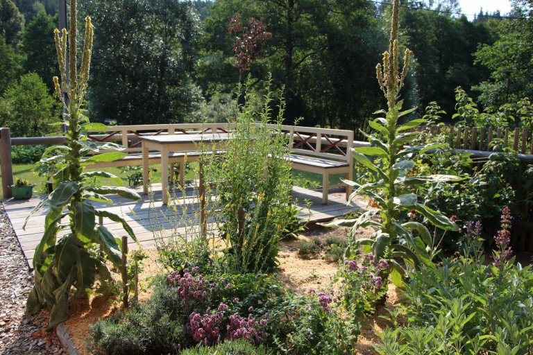 Zahrada je navržena intuitivně, s vkusem k zahradní architektuře a na základě potřeb majitelů. Před chalupou je klasická okrasná předzahrádka a slouží též pro…