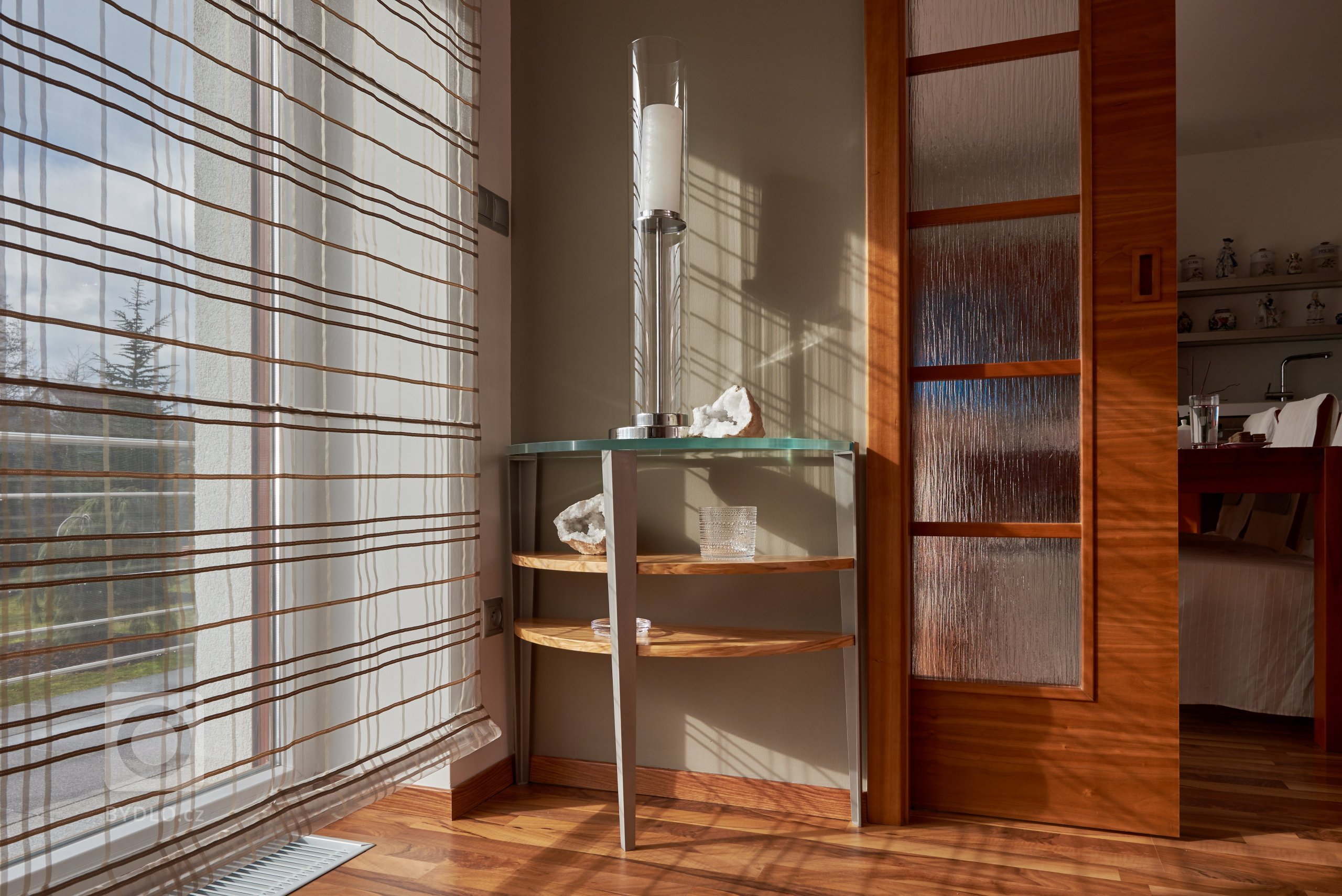 Domek po rodičích majitelé využívají jako rekreační objekt.

Obývací pokoj v přízemí bylo třeba proměnit na společenskou reprezentativní místnost,&nbsp;

…