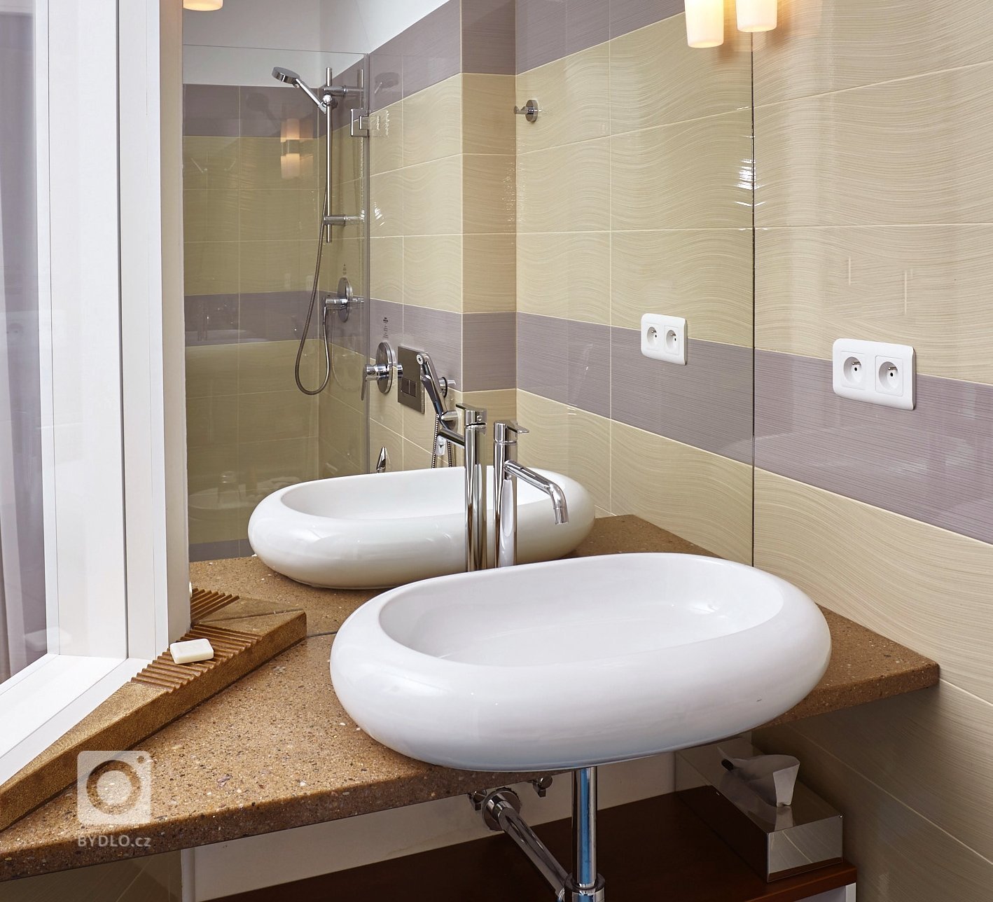 Interiér o výměře 32 m2 je půdorysně složen ze dvou místností. Snaha směřovala k&nbsp;navození iluze jednoho velkého prostoru s centrální pozicí vany, jíž je…
