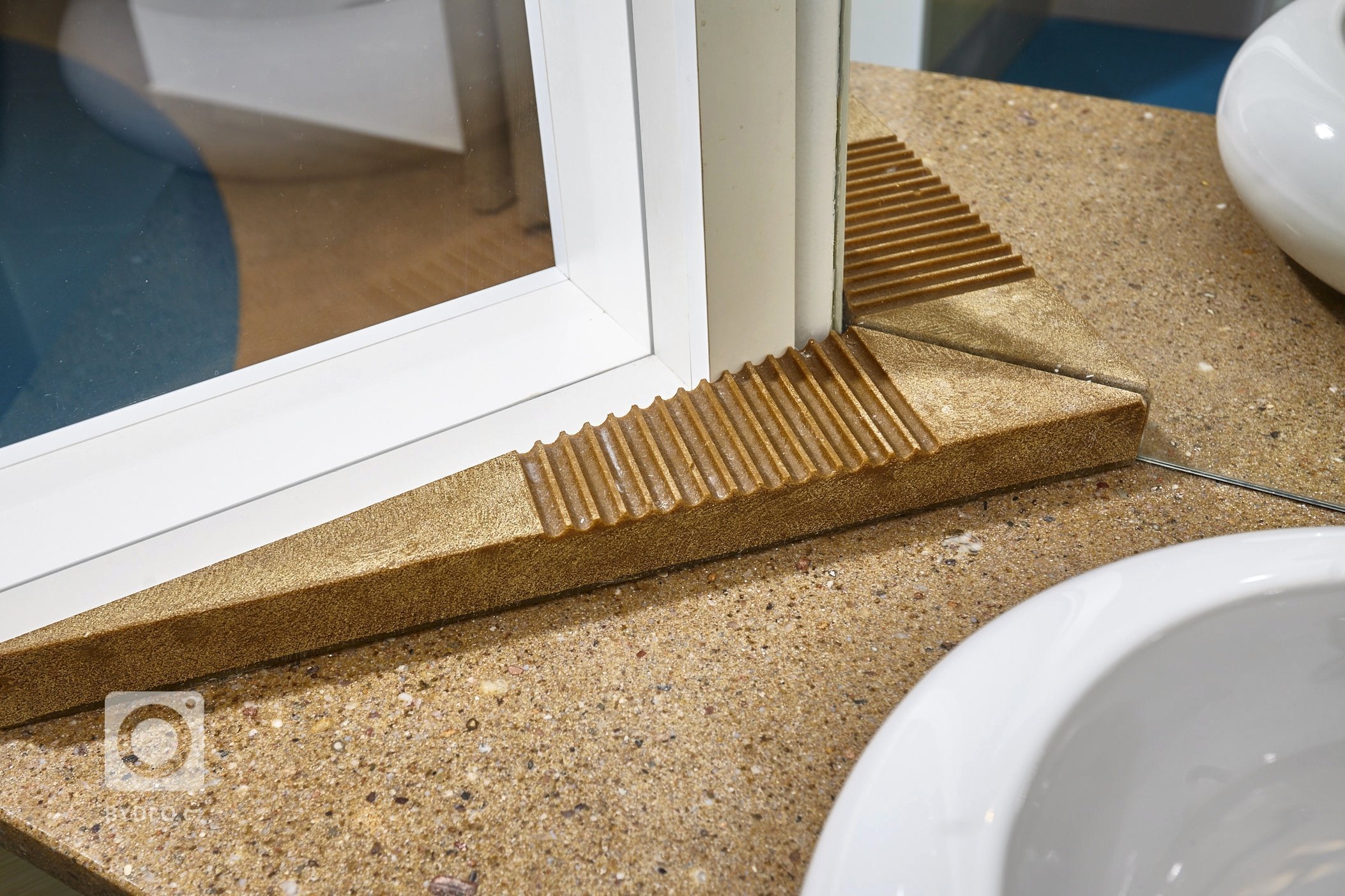 Interiér o výměře 32 m2 je půdorysně složen ze dvou místností. Snaha směřovala k&nbsp;navození iluze jednoho velkého prostoru s centrální pozicí vany, jíž je…