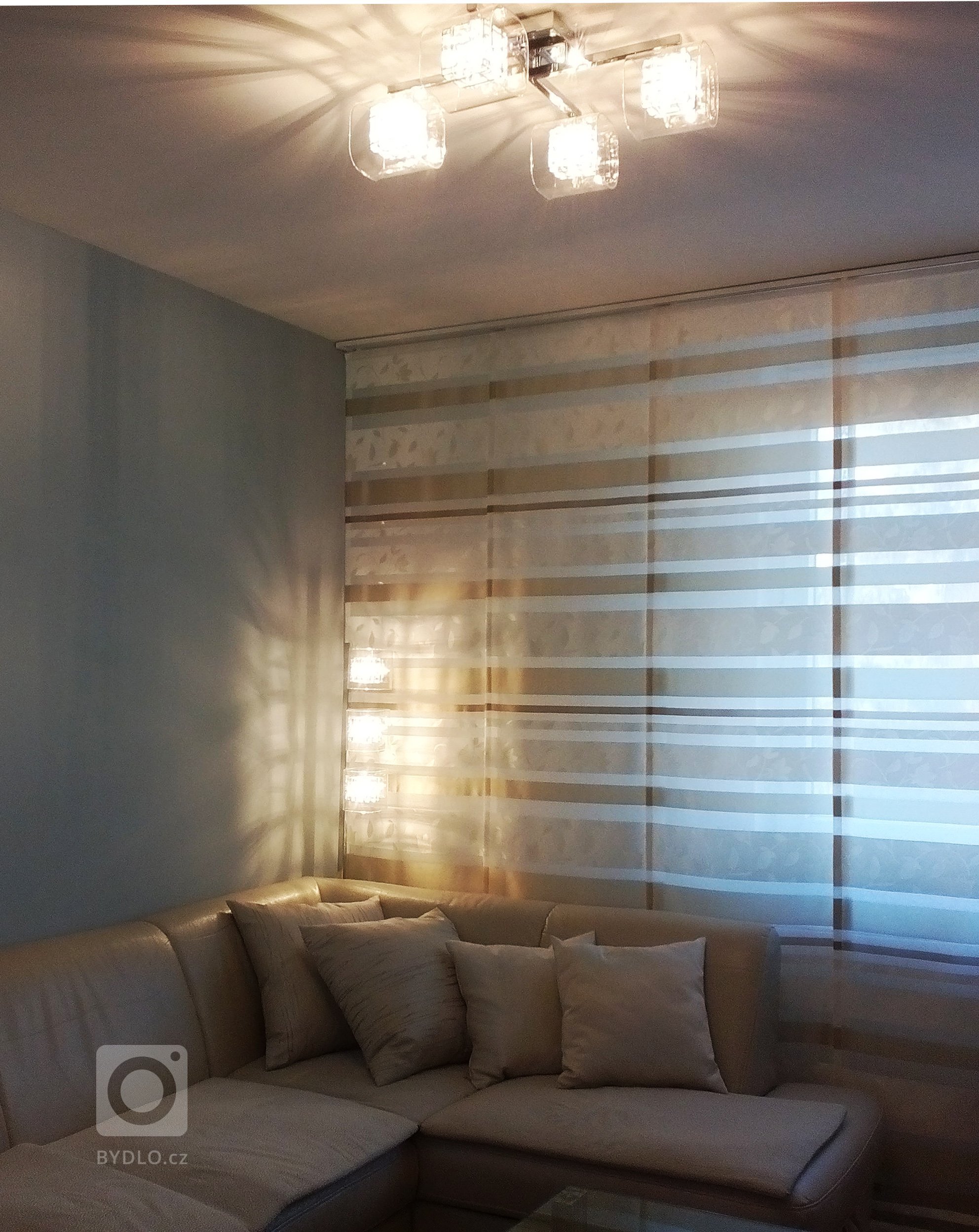 V druhém podlaží &nbsp;rekreační vily bylo třeba vybudovat soukromou zónu. Limitujícím prvkem byla postavená kamna a také kuchyňský kout. S ohledem na protáhlý…