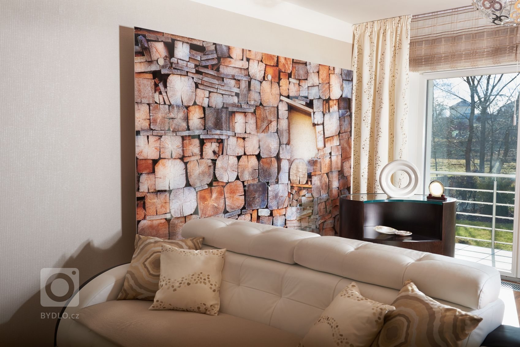 Domek po rodičích majitelé využívají jako rekreační objekt.

Obývací pokoj v přízemí bylo třeba proměnit na společenskou reprezentativní místnost,&nbsp;

…