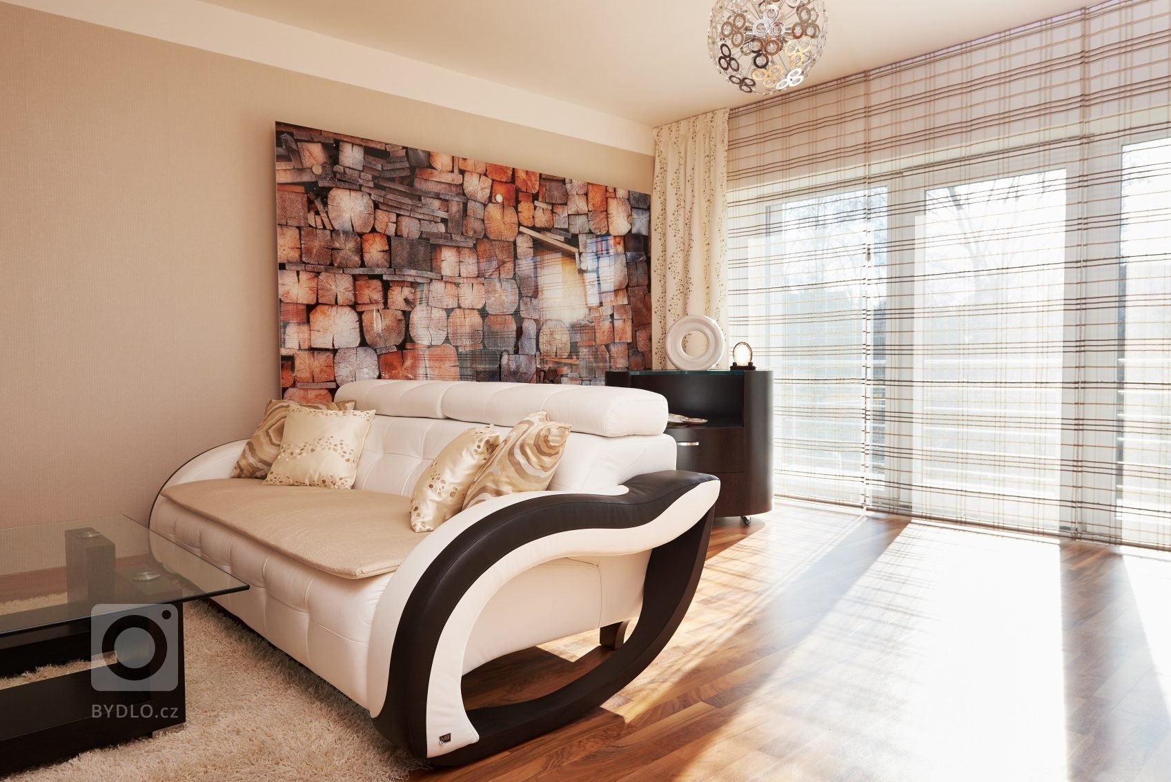 Domek po rodičích majitelé využívají jako rekreační objekt.

Obývací pokoj v přízemí bylo třeba proměnit na společenskou reprezentativní místnost,&nbsp;

…