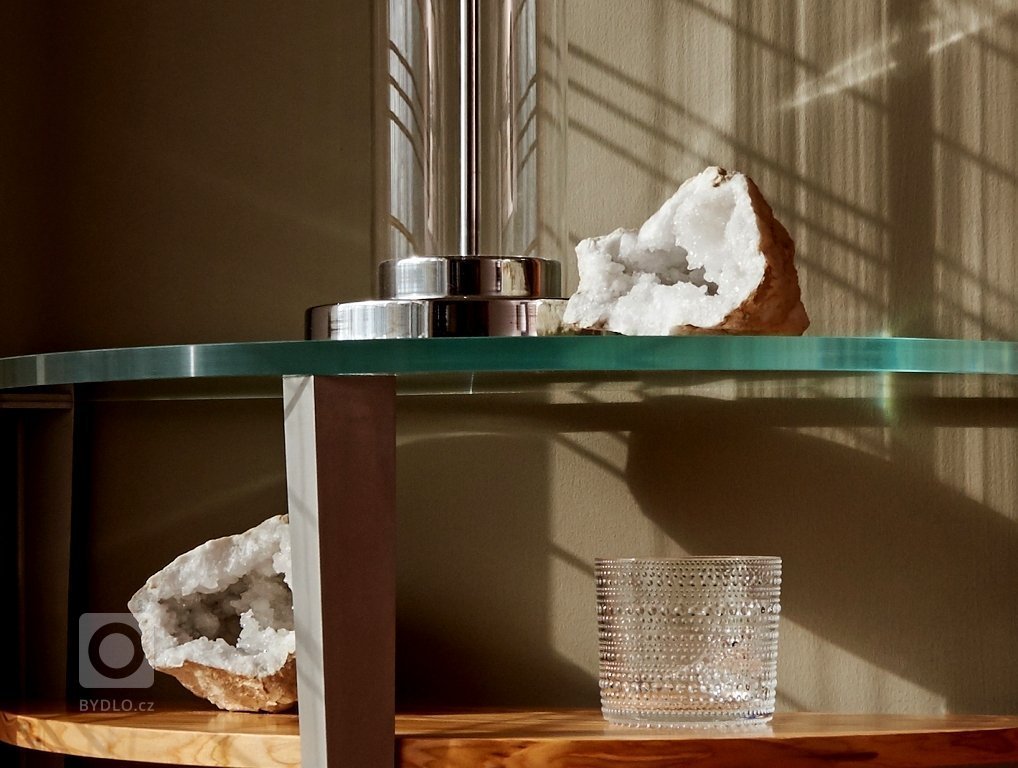 Domek po rodičích majitelé využívají jako rekreační objekt.

Obývací pokoj v přízemí bylo třeba proměnit na společenskou reprezentativní místnost,&nbsp;

…