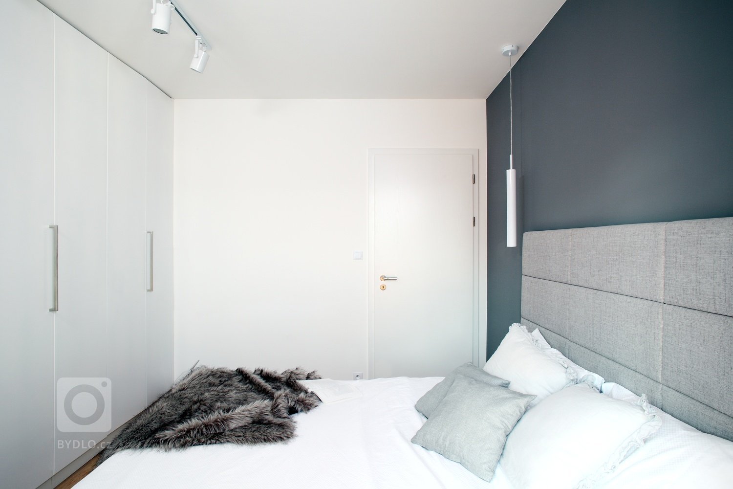 pohled na postel a vstup od oken