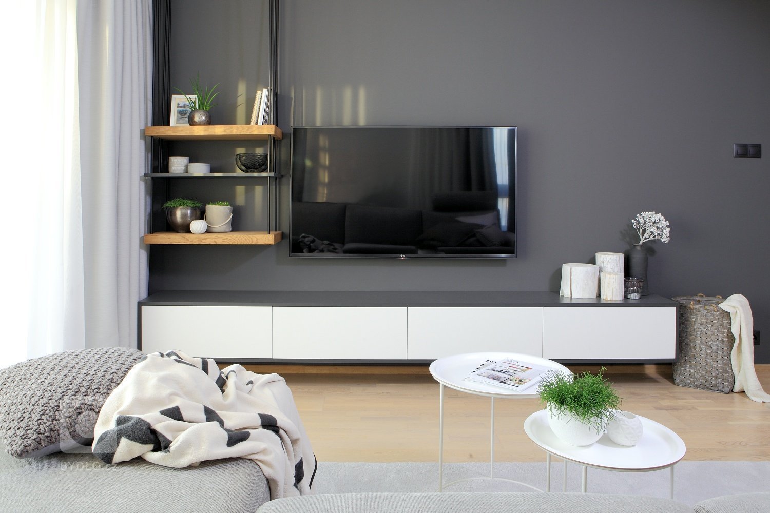 televizní stěna se závěsnými poličkami