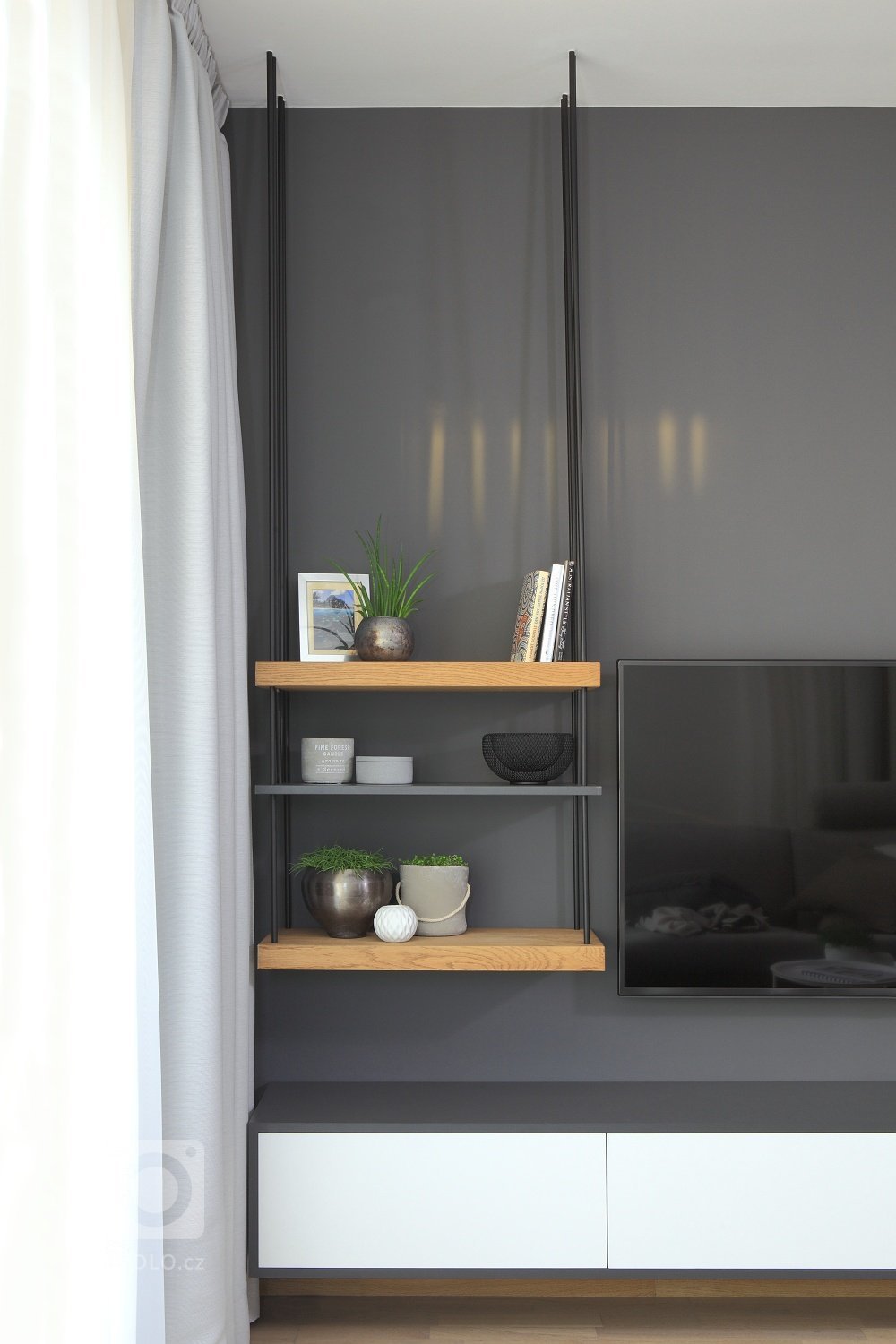 detail závěsných polic