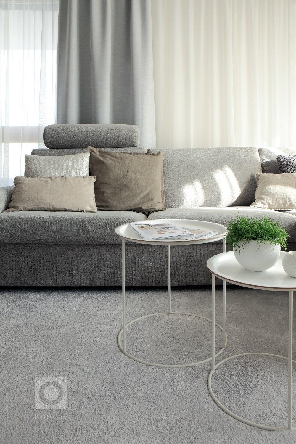 pohled na sedací soupravu Polstrin
odkládací stolky BoConcept