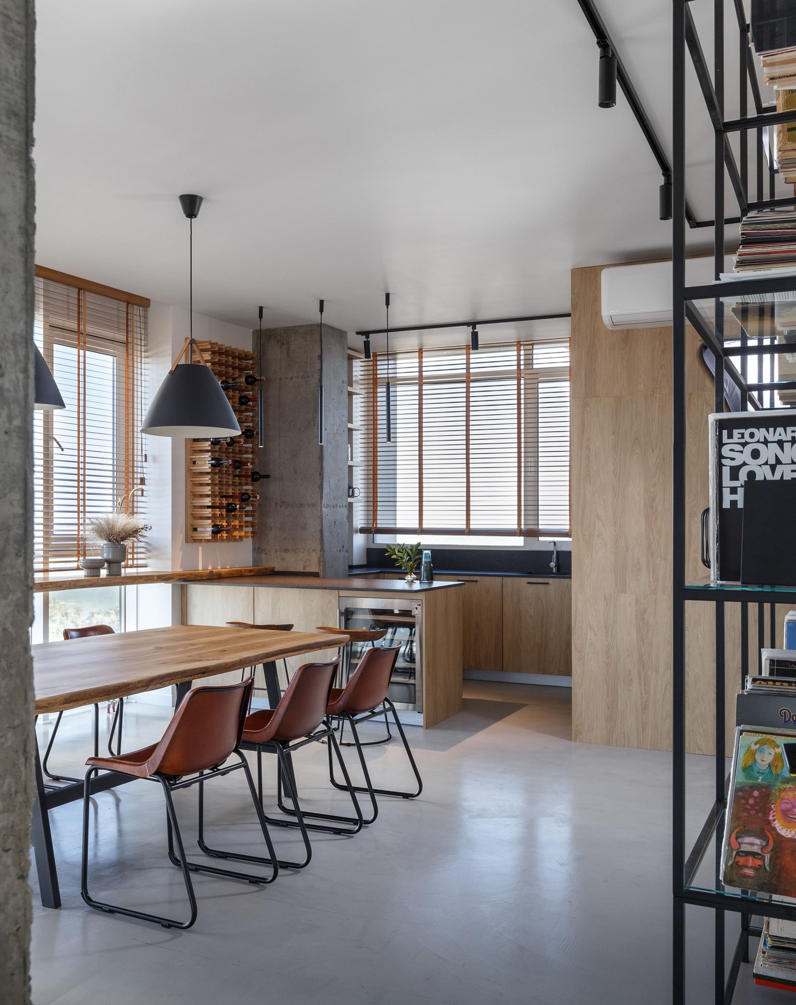 Beton a dřevo v interiéru jdou skvěle dohromady