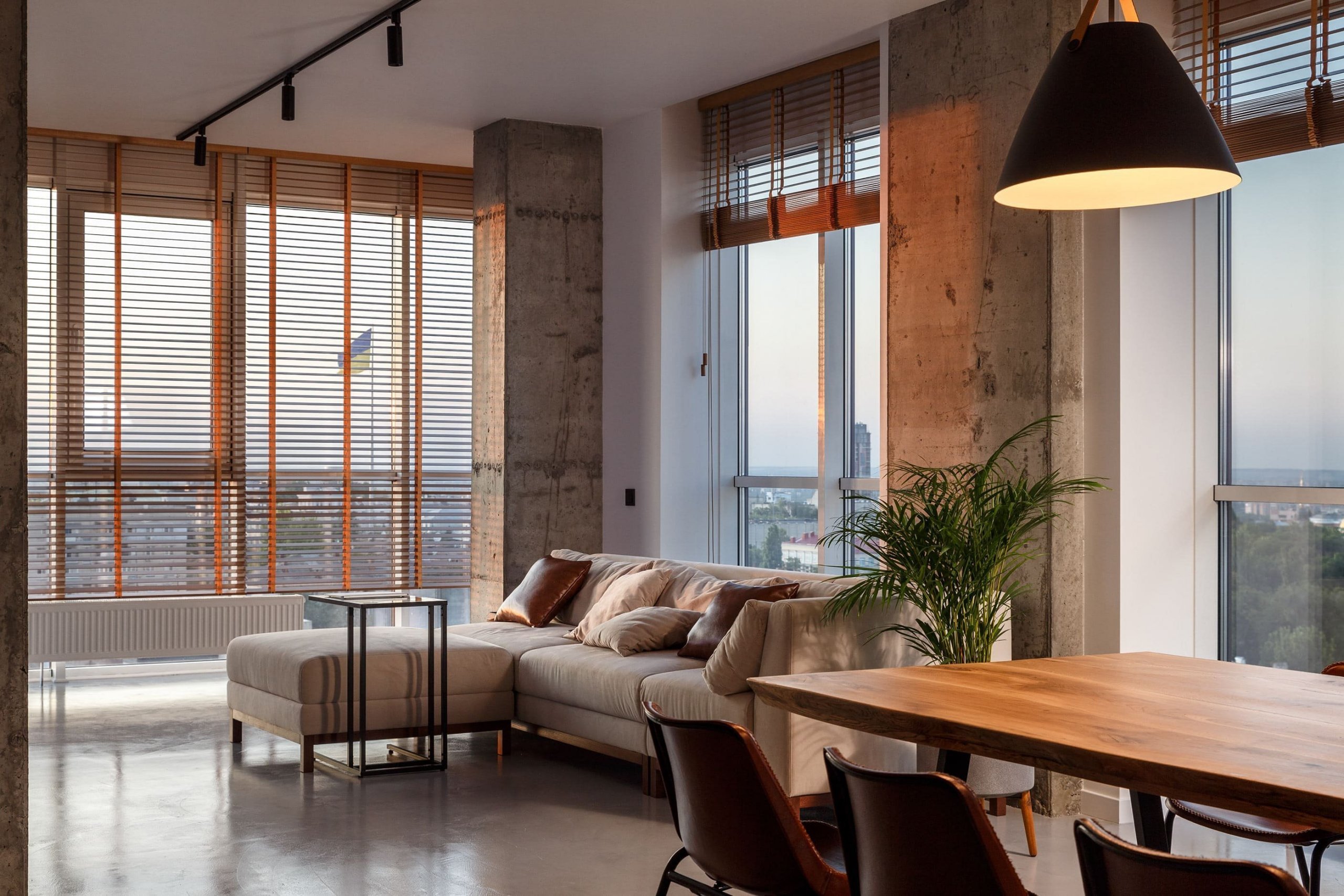 Beton a dřevo v interiéru jdou skvěle dohromady