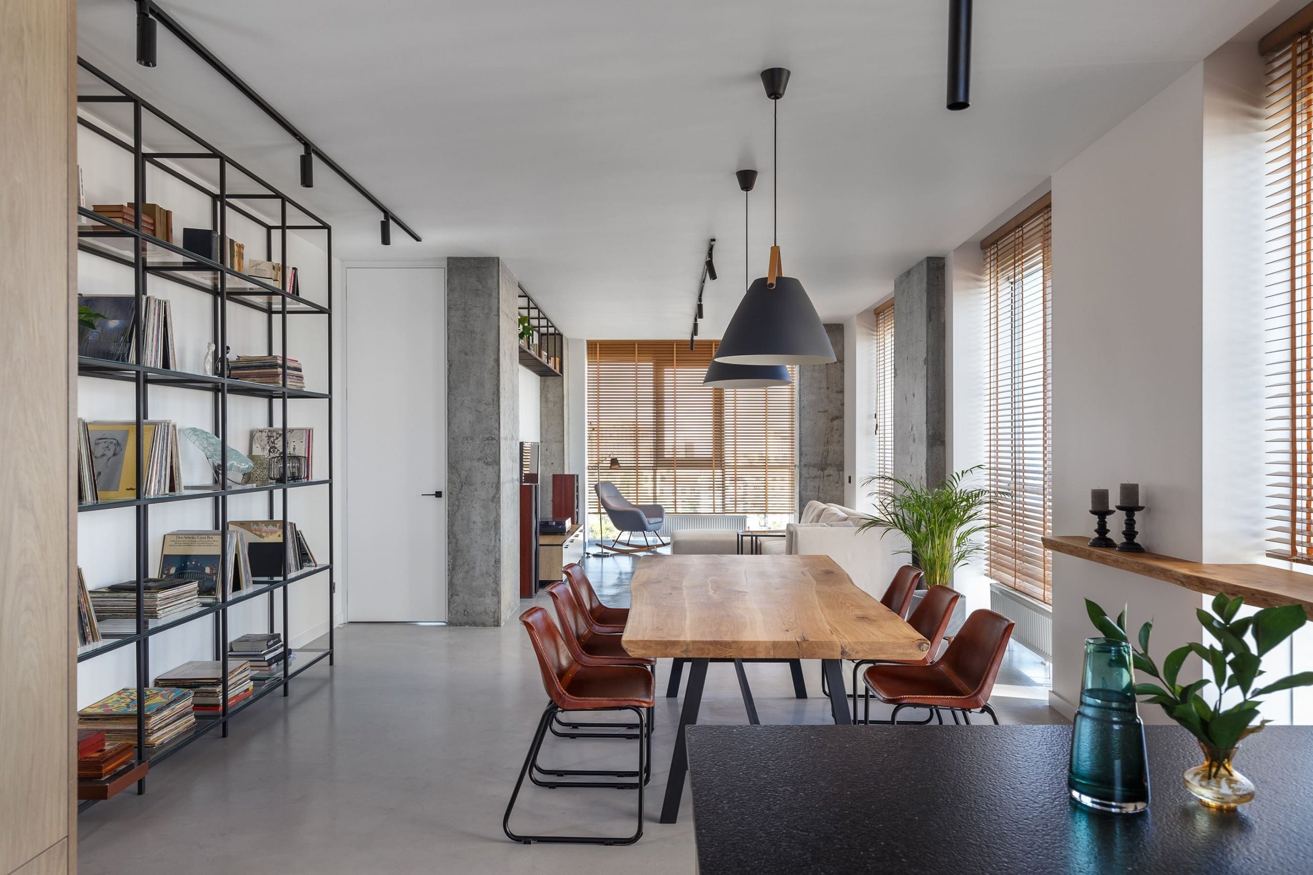 Beton a dřevo v interiéru jdou skvěle dohromady