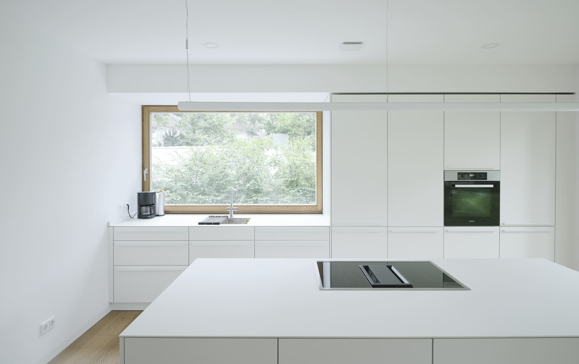 Bílý dům mezi stromy