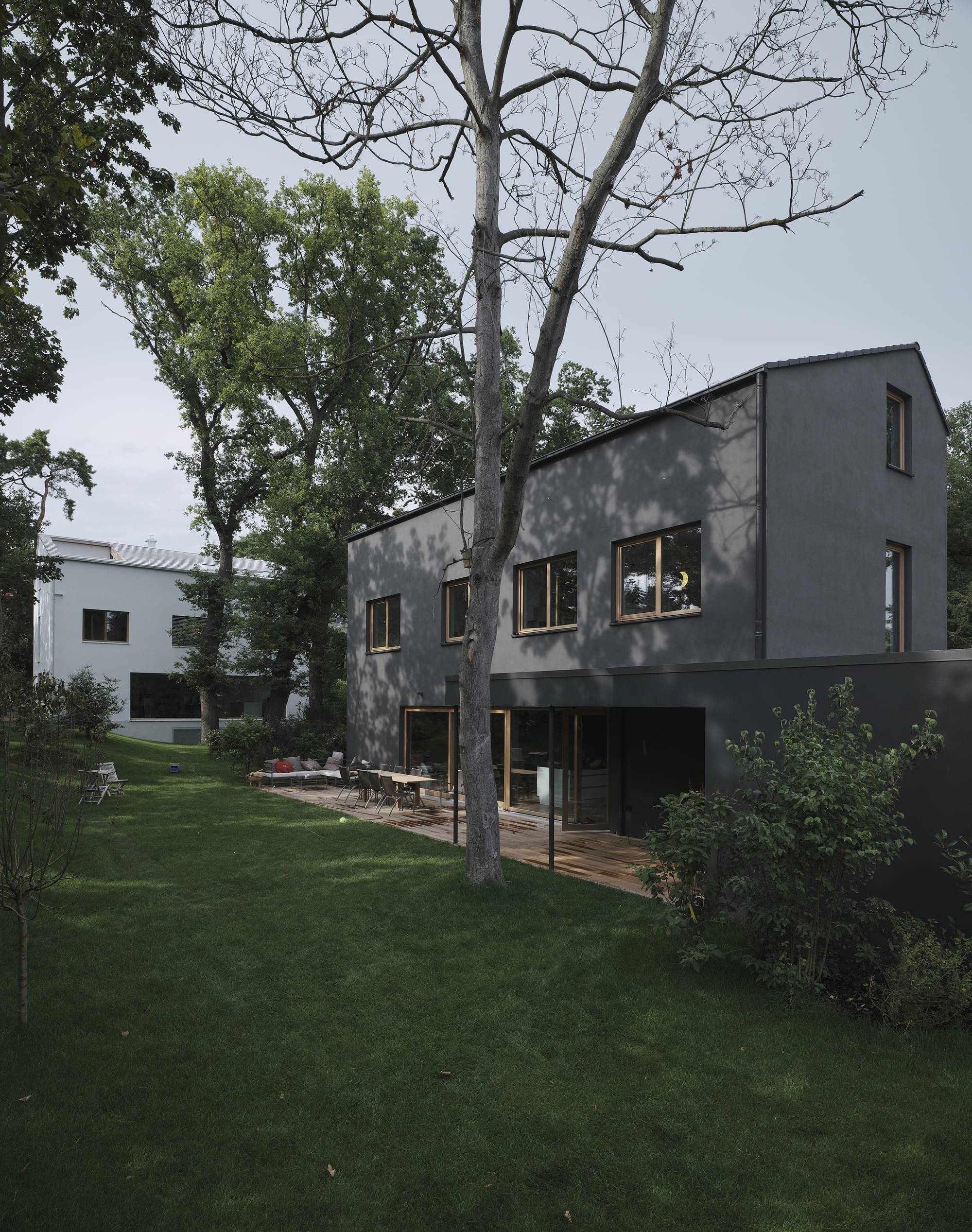 Bílý dům mezi stromy