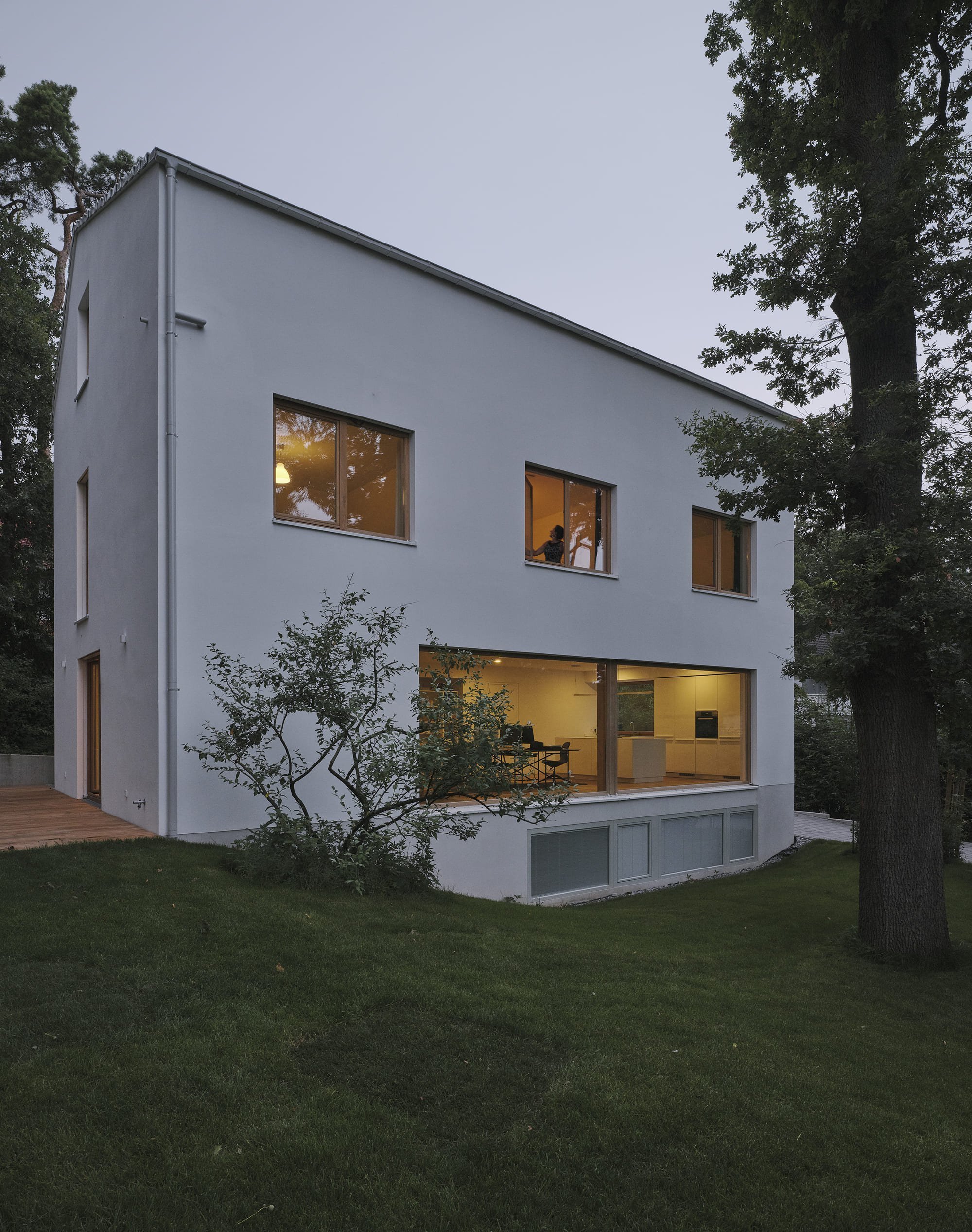 Bílý dům mezi stromy