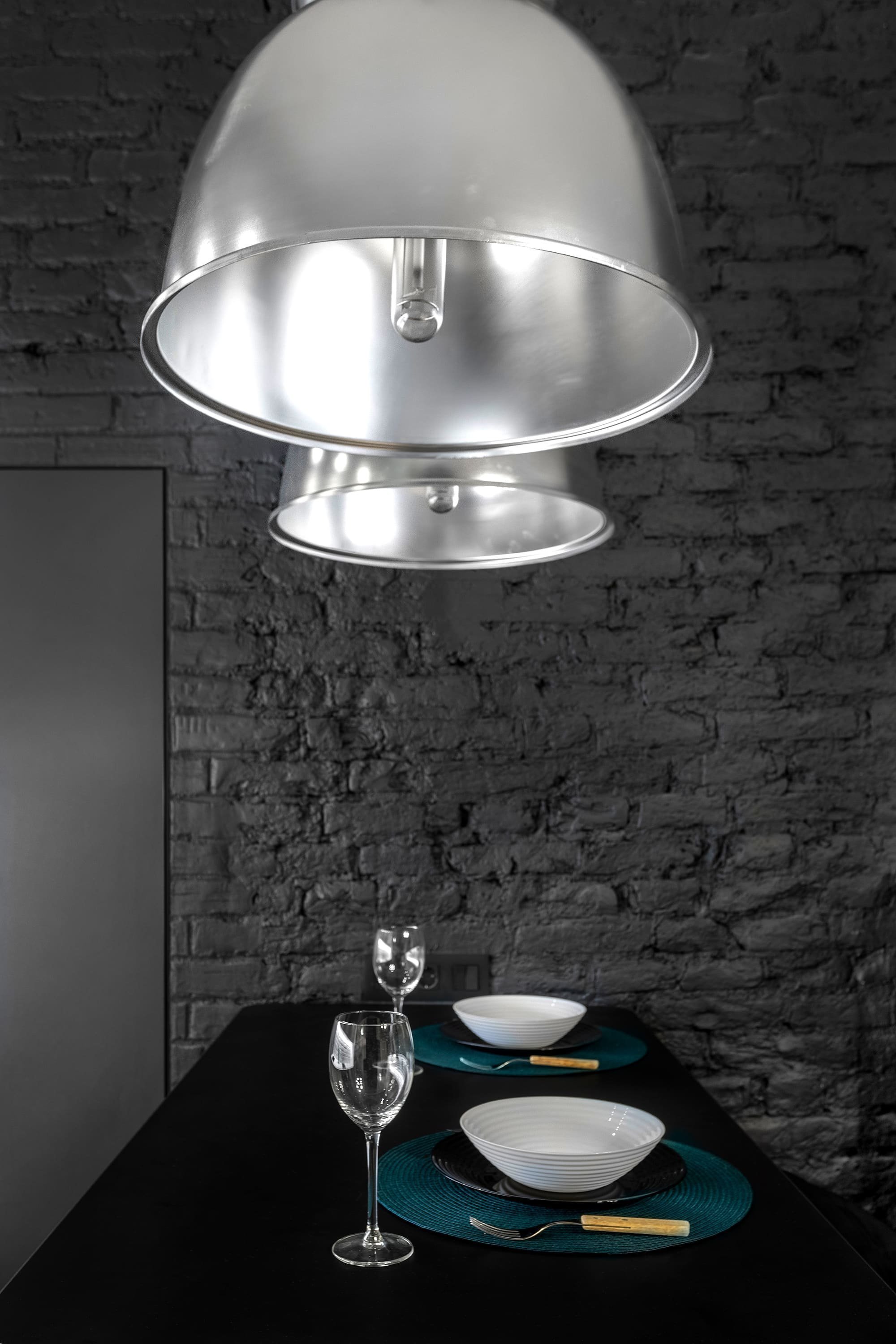 Byt s nábytkem IKEA a černou cihlovou zdí