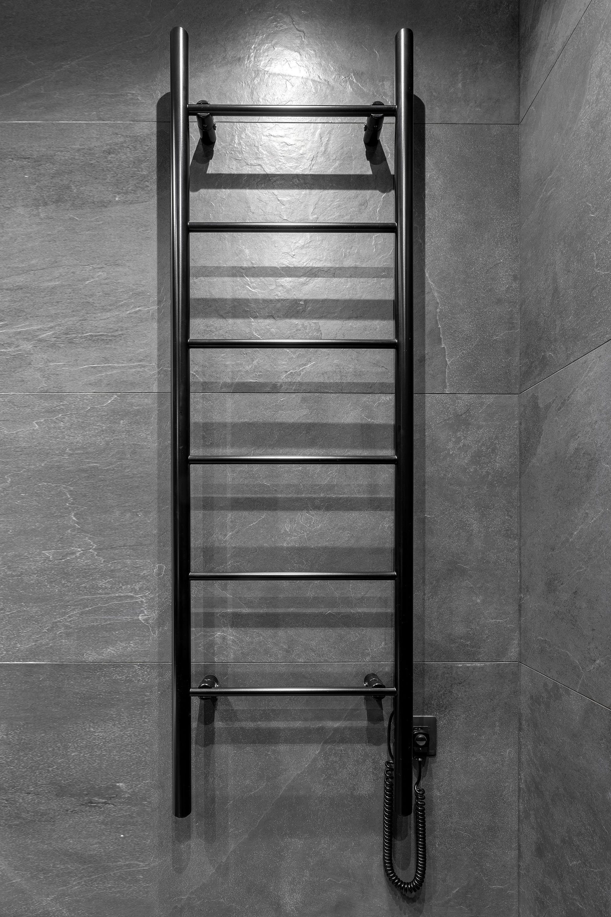 Byt s nábytkem IKEA a černou cihlovou zdí