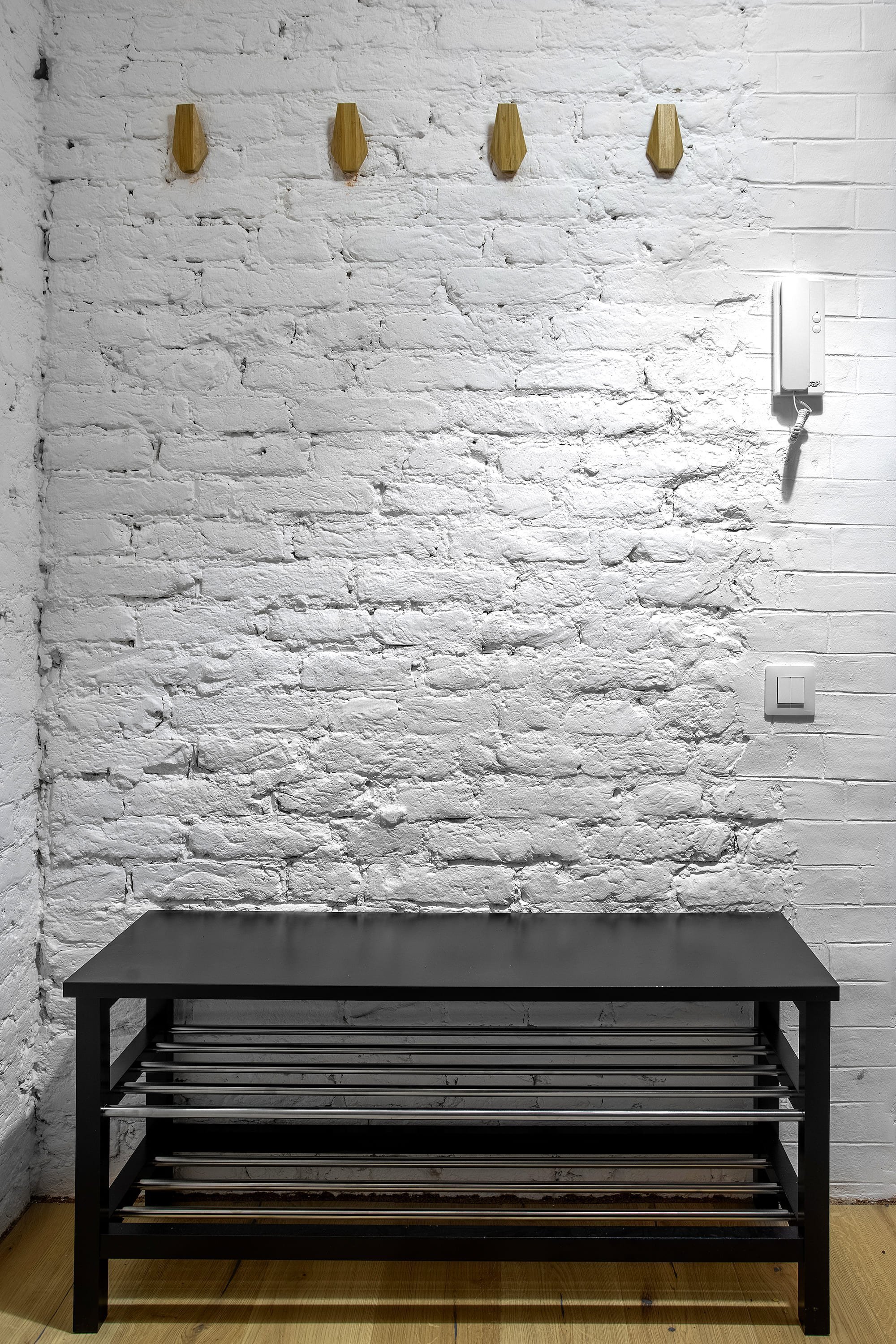 Byt s nábytkem IKEA a černou cihlovou zdí