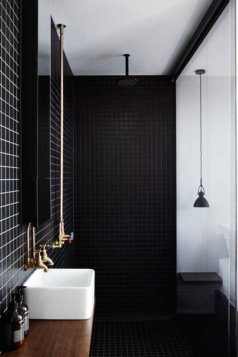 Černá do současné moderní koupelny rozhodně patří